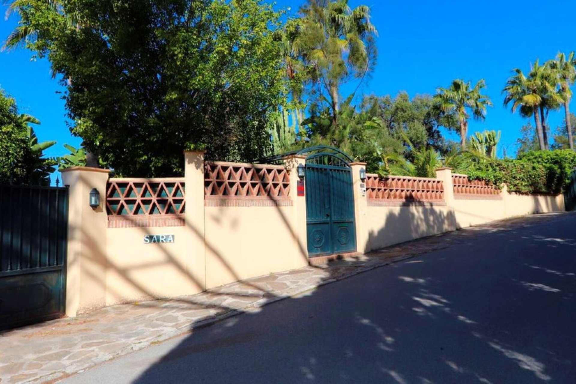 Resale - House - Detached Villa - Marbella - Elviria