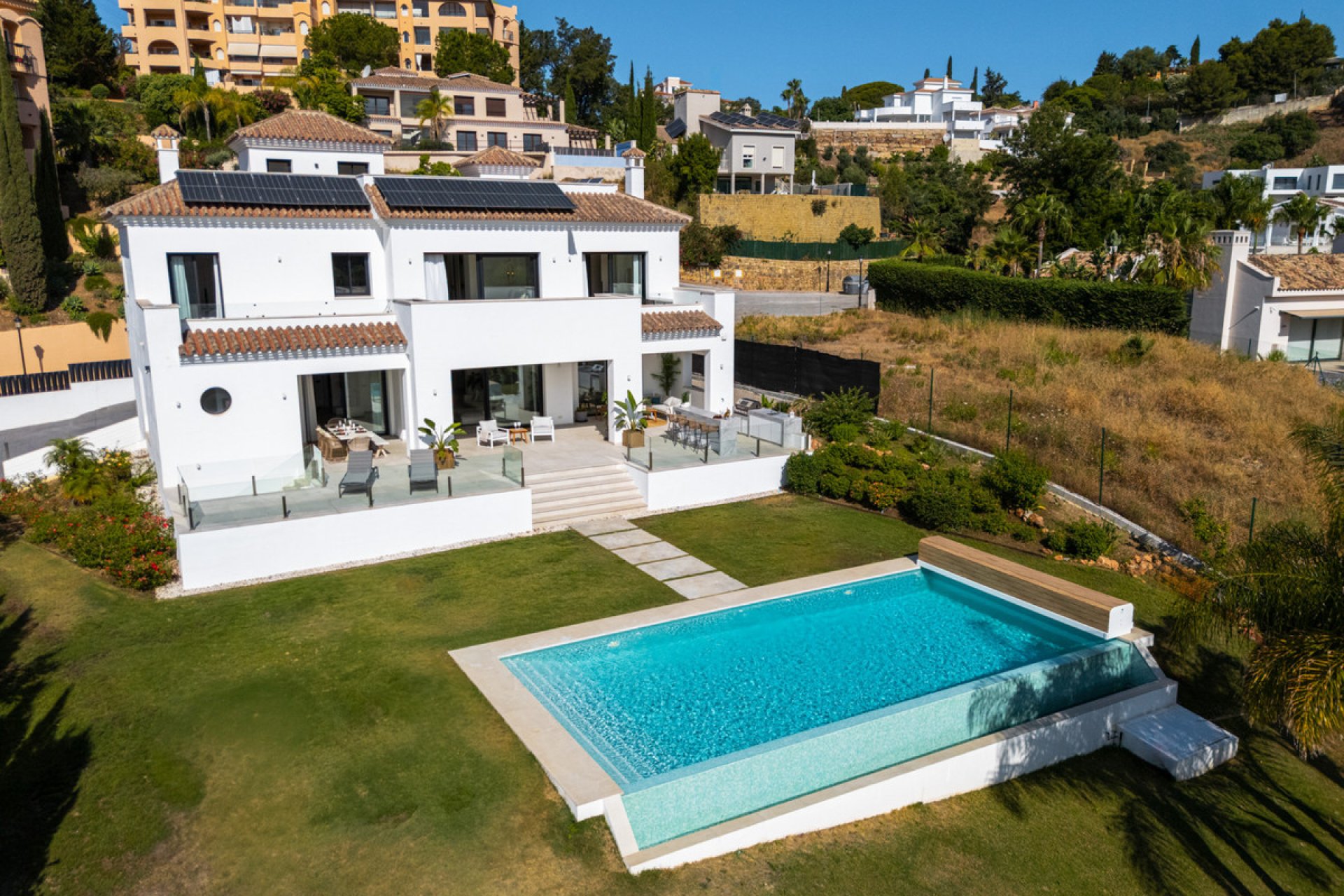 Resale - House - Detached Villa - Marbella - Elviria