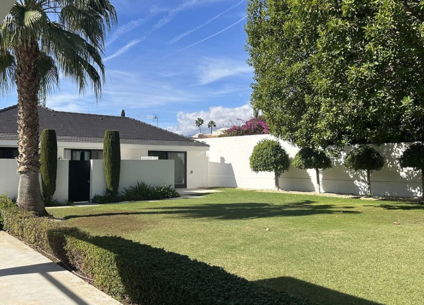 Resale - House - Detached Villa - Marbella - Guadalmina Baja