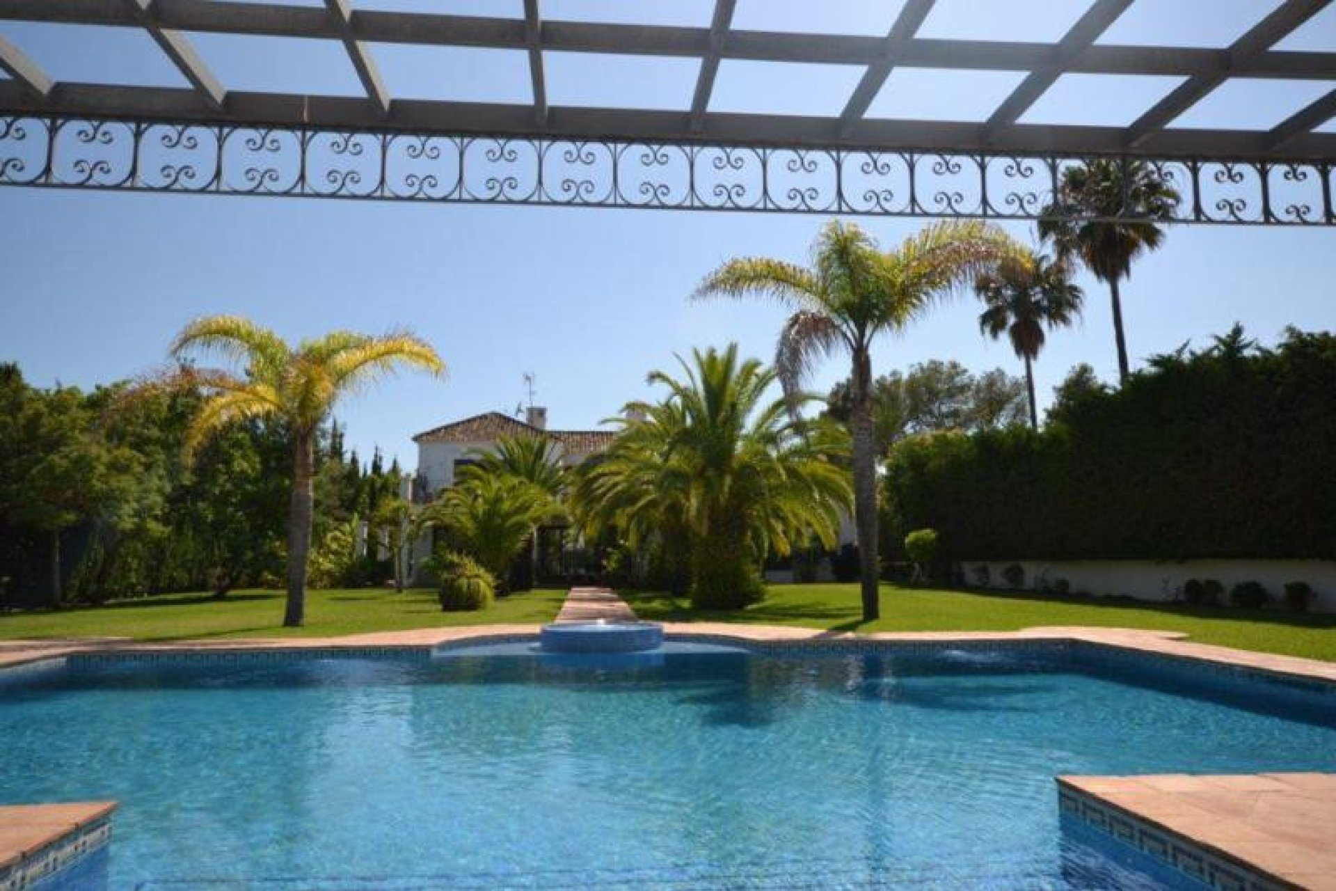 Resale - House - Detached Villa - Marbella - Guadalmina Baja