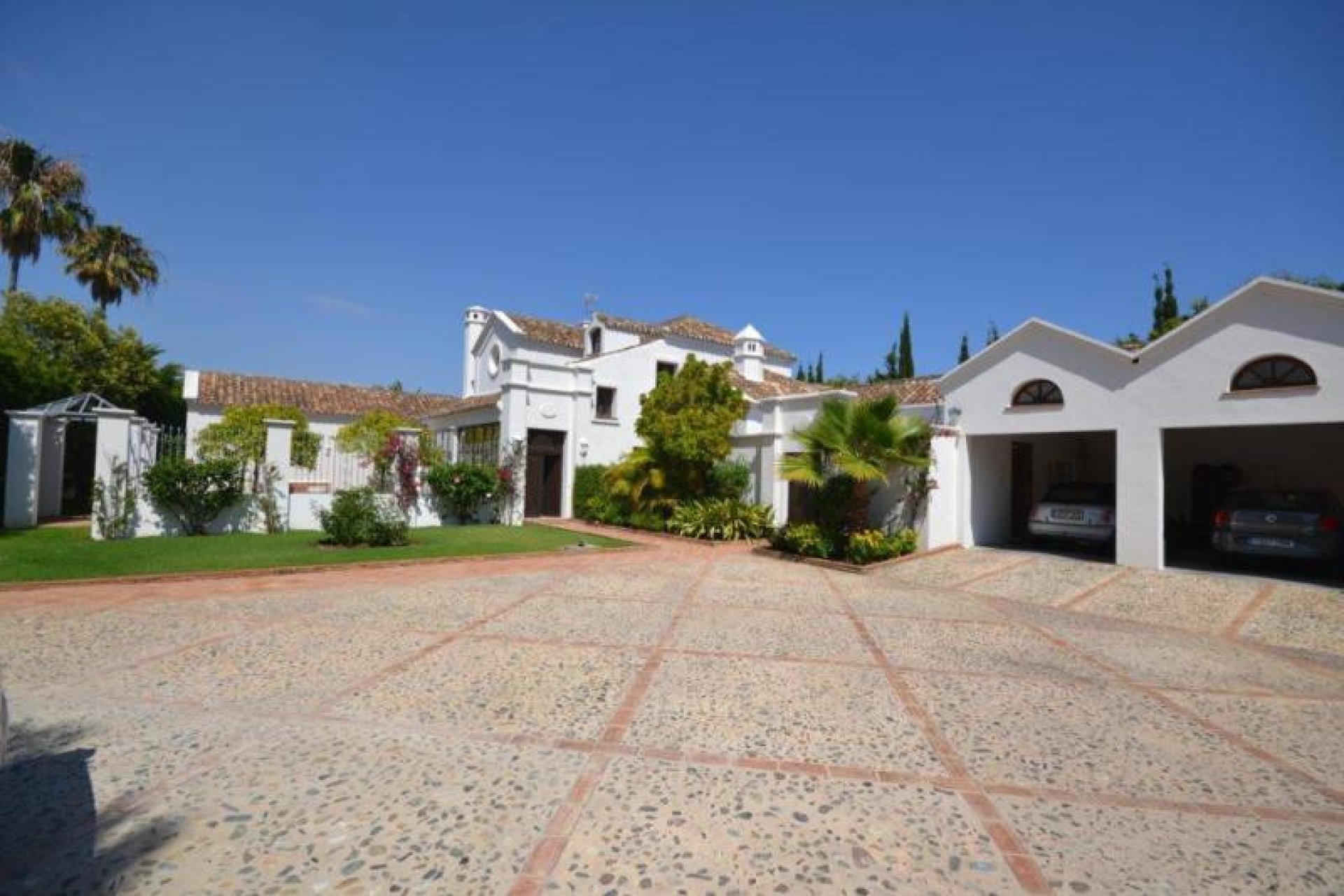 Resale - House - Detached Villa - Marbella - Guadalmina Baja