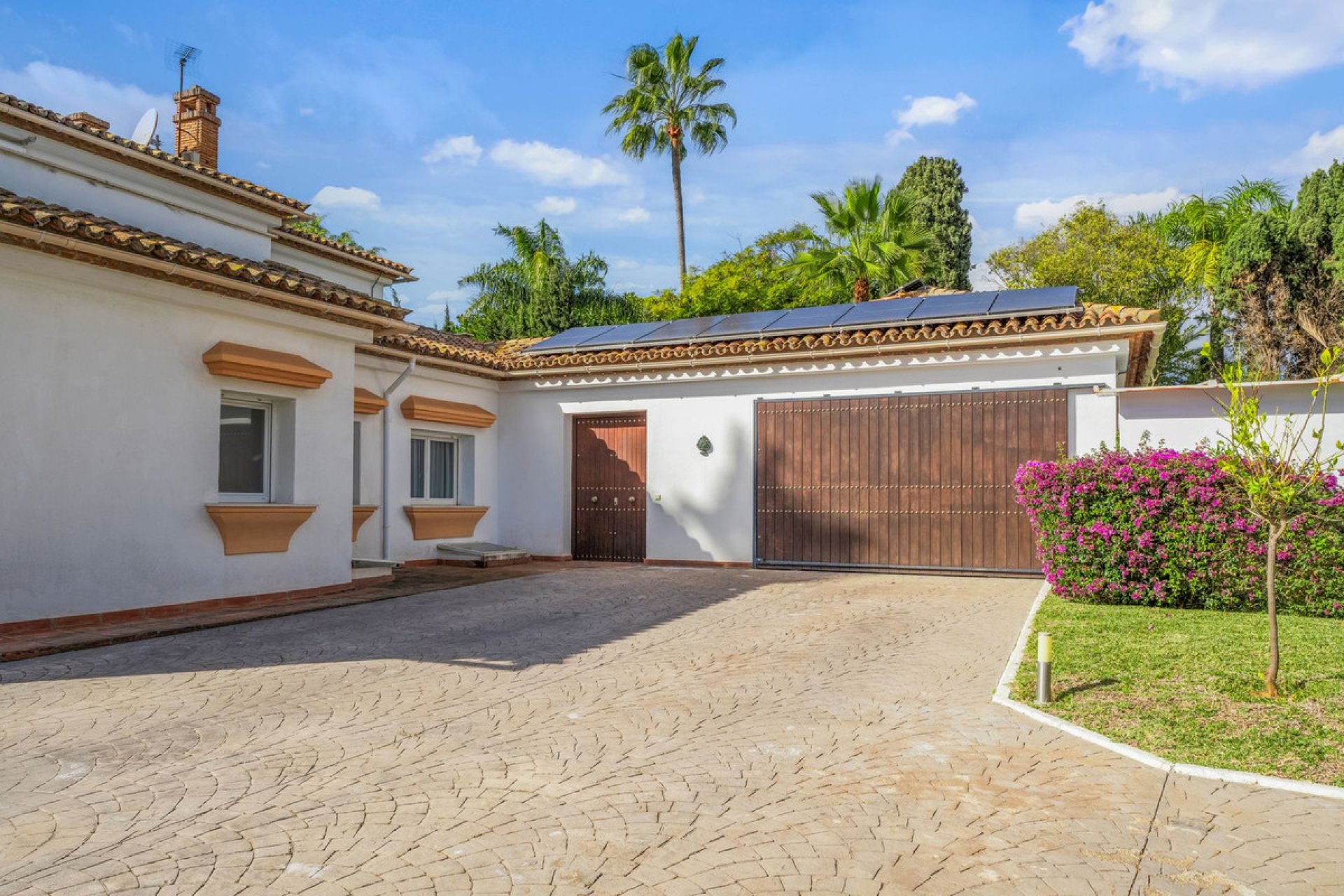 Resale - House - Detached Villa - Marbella - Guadalmina Baja