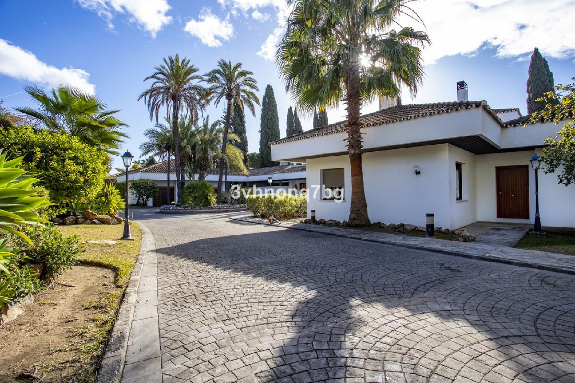 Resale - House - Detached Villa - Marbella - Guadalmina Baja