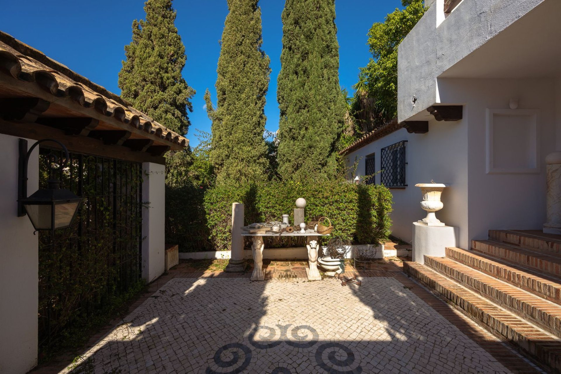 Resale - House - Detached Villa - Marbella - Guadalmina Baja