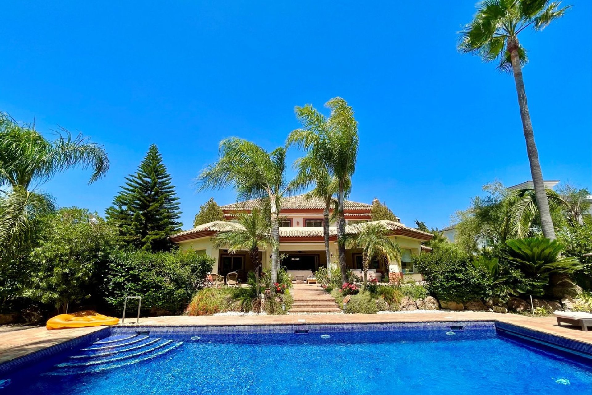 Resale - House - Detached Villa - Marbella - Guadalmina Baja