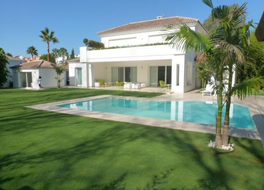 Resale - House - Detached Villa - Marbella - Guadalmina Baja