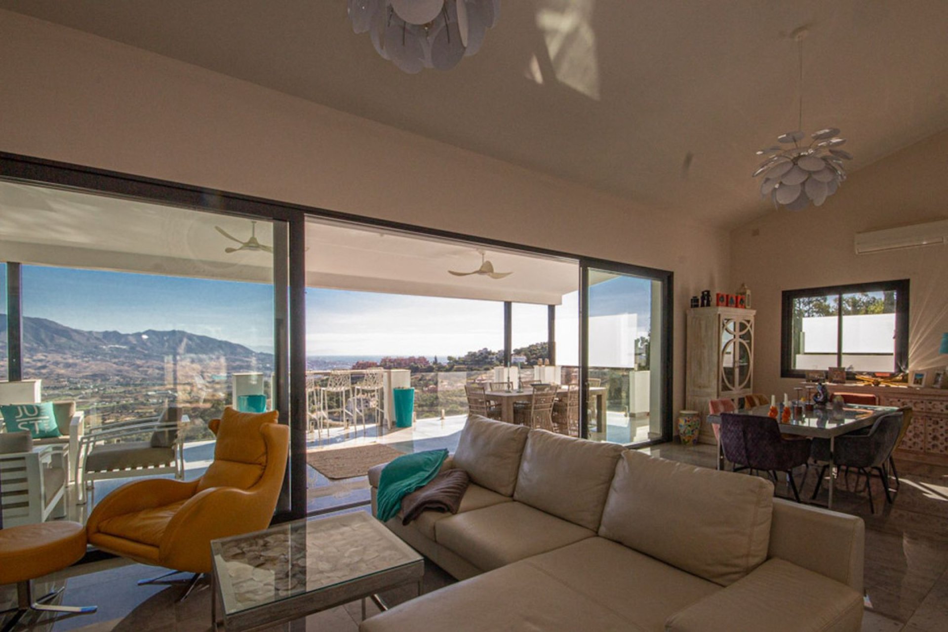 Resale - House - Detached Villa - Marbella - La Mairena