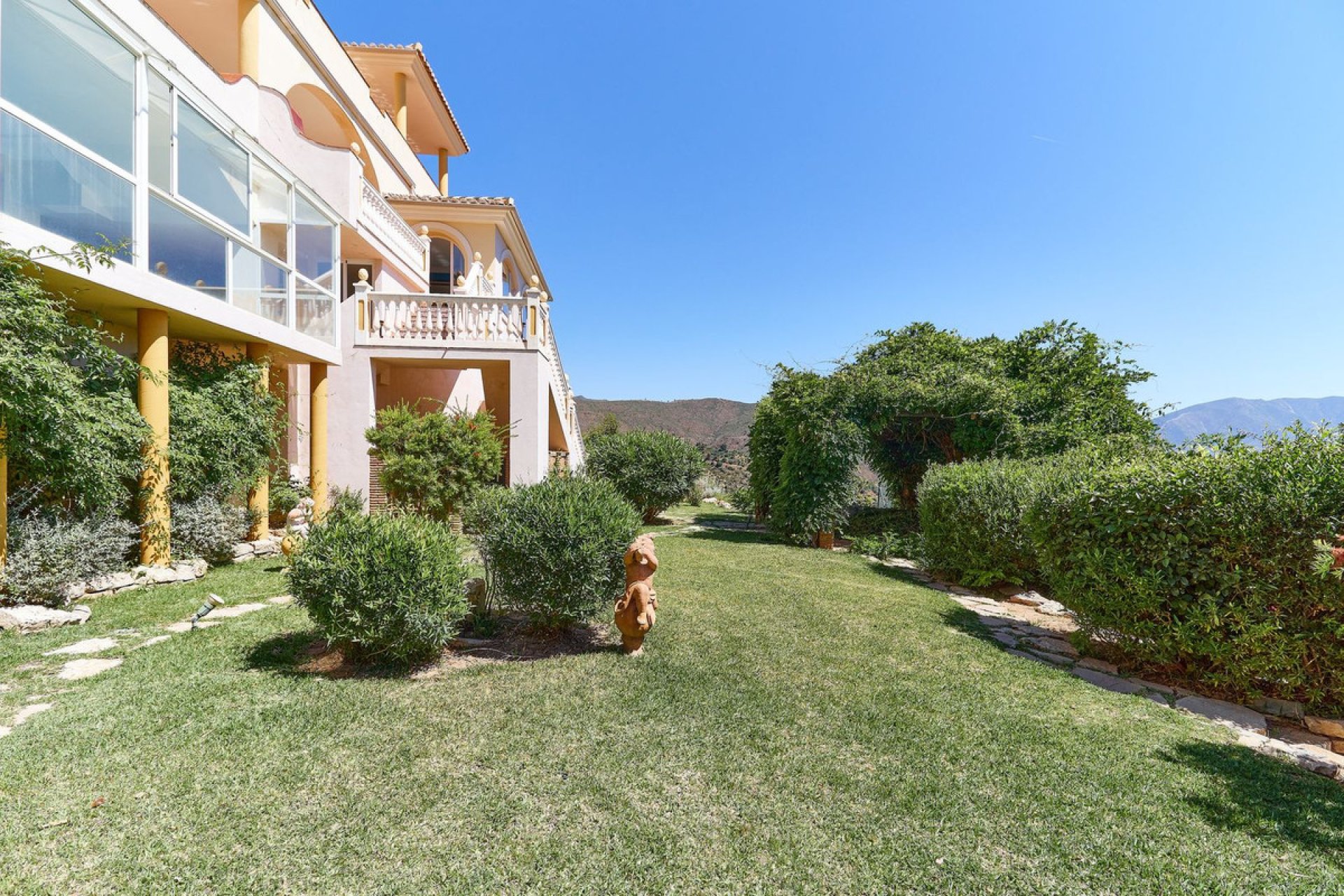 Resale - House - Detached Villa - Marbella - La Mairena