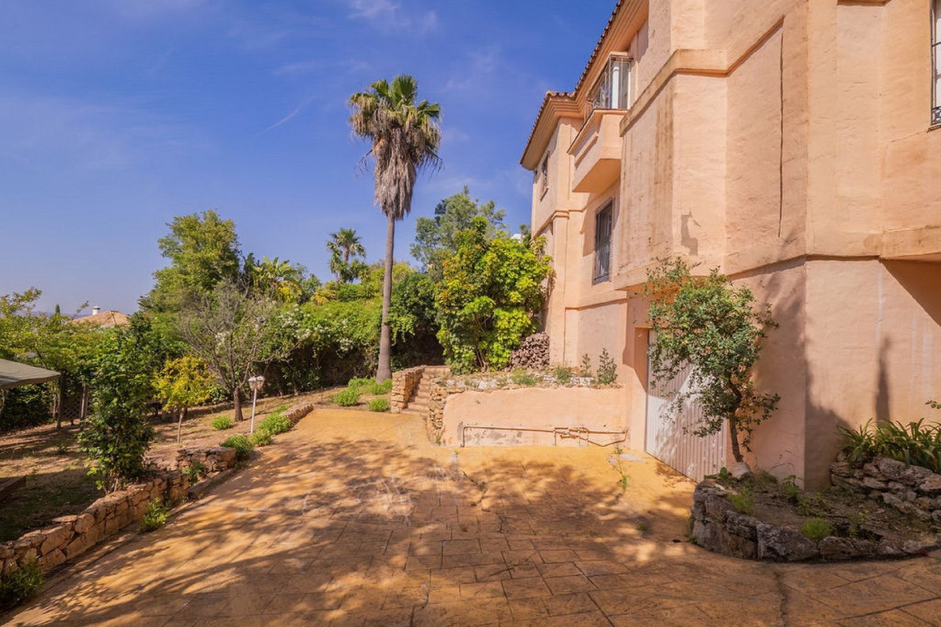 Resale - House - Detached Villa - Marbella - La Mairena