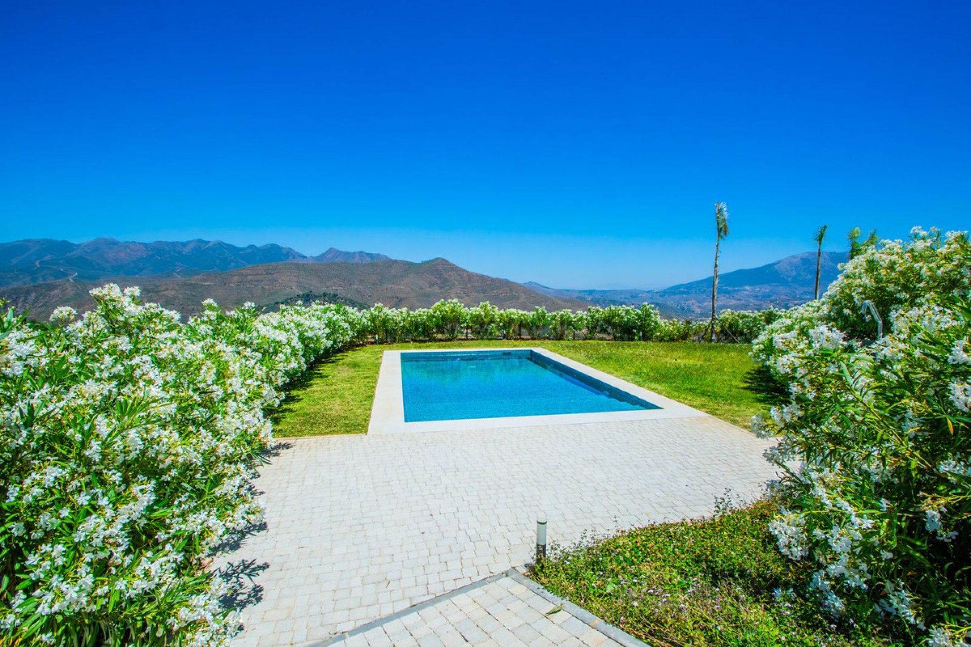 Resale - House - Detached Villa - Marbella - La Mairena