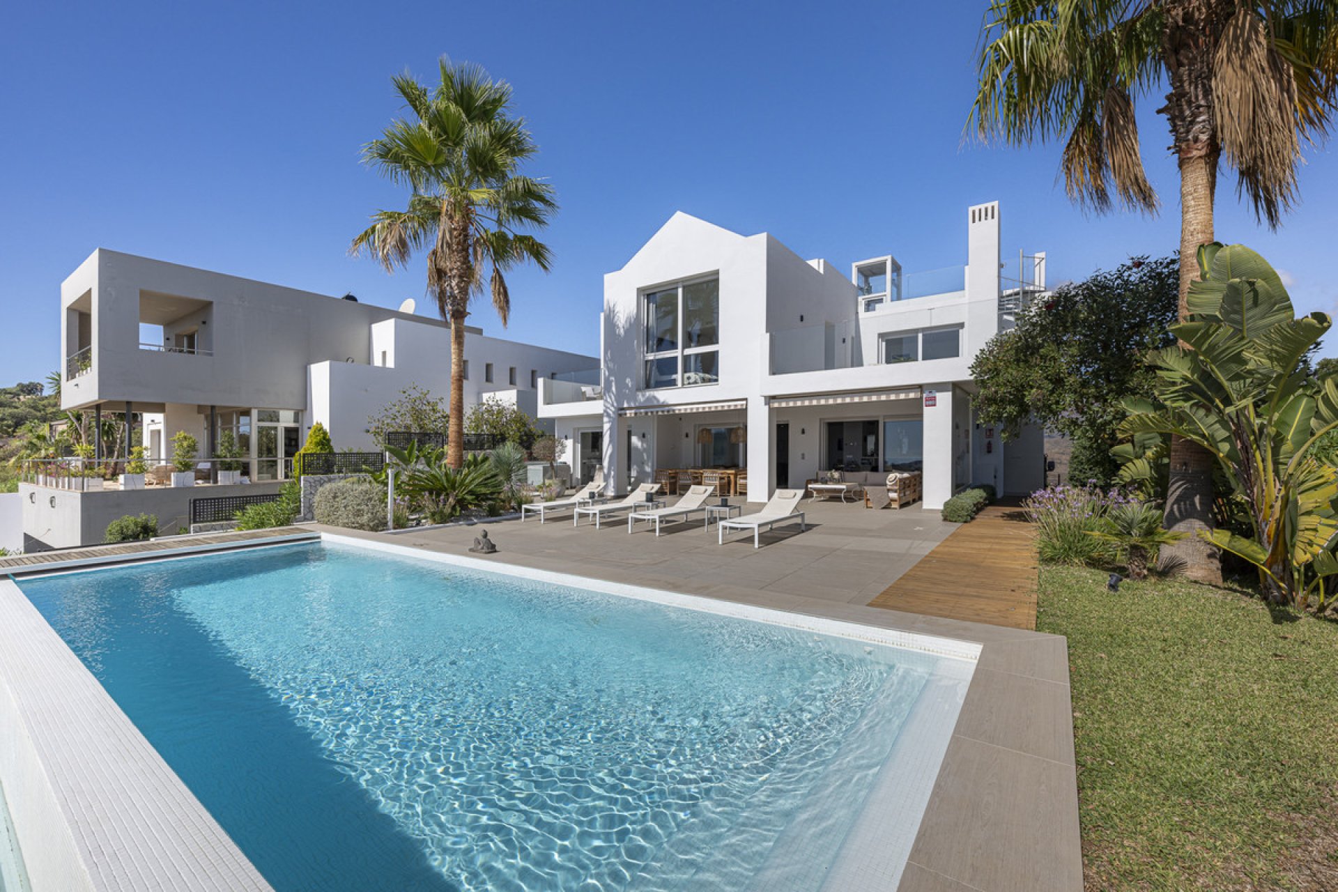 Resale - House - Detached Villa - Marbella - La Mairena