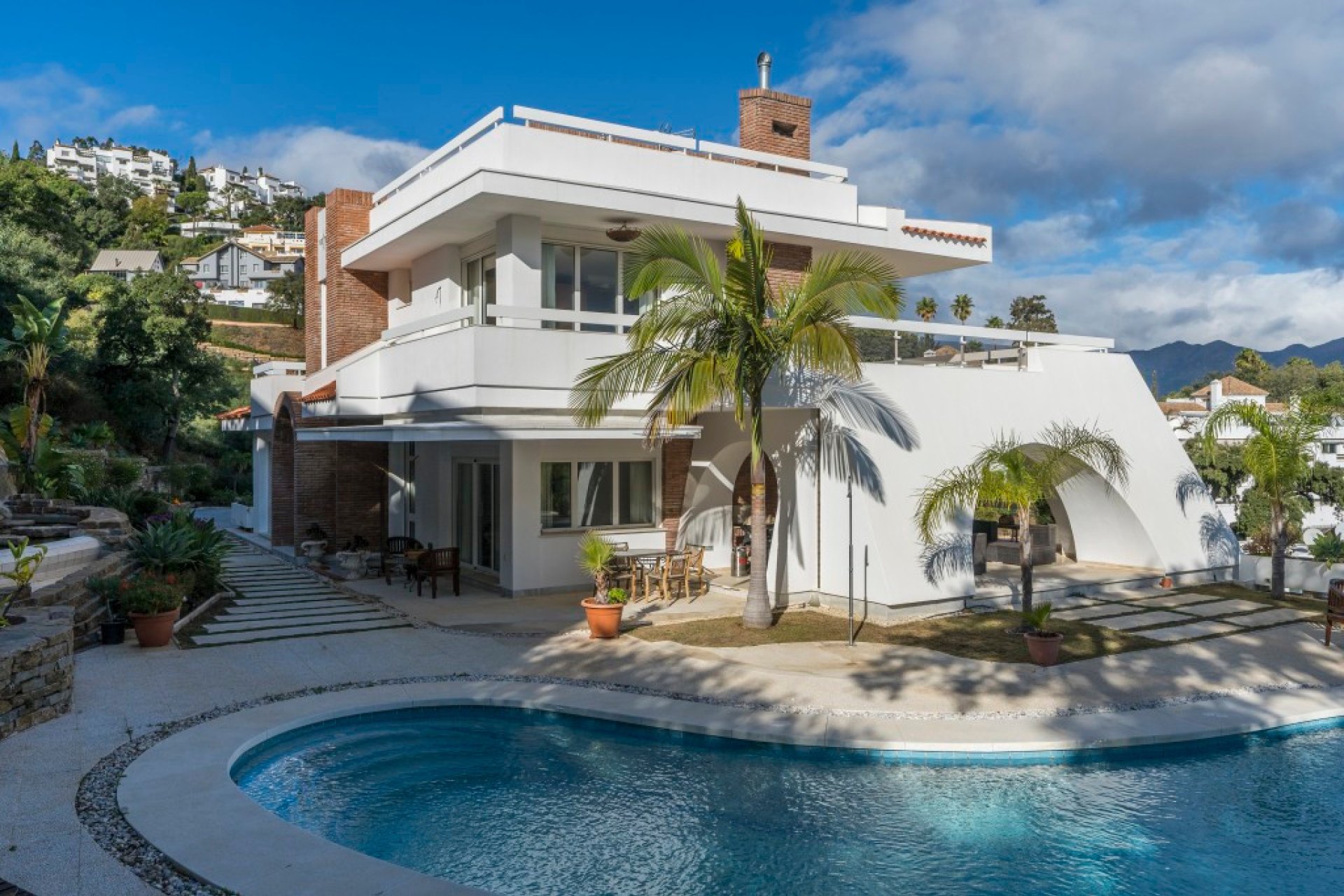 Resale - House - Detached Villa - Marbella - La Mairena