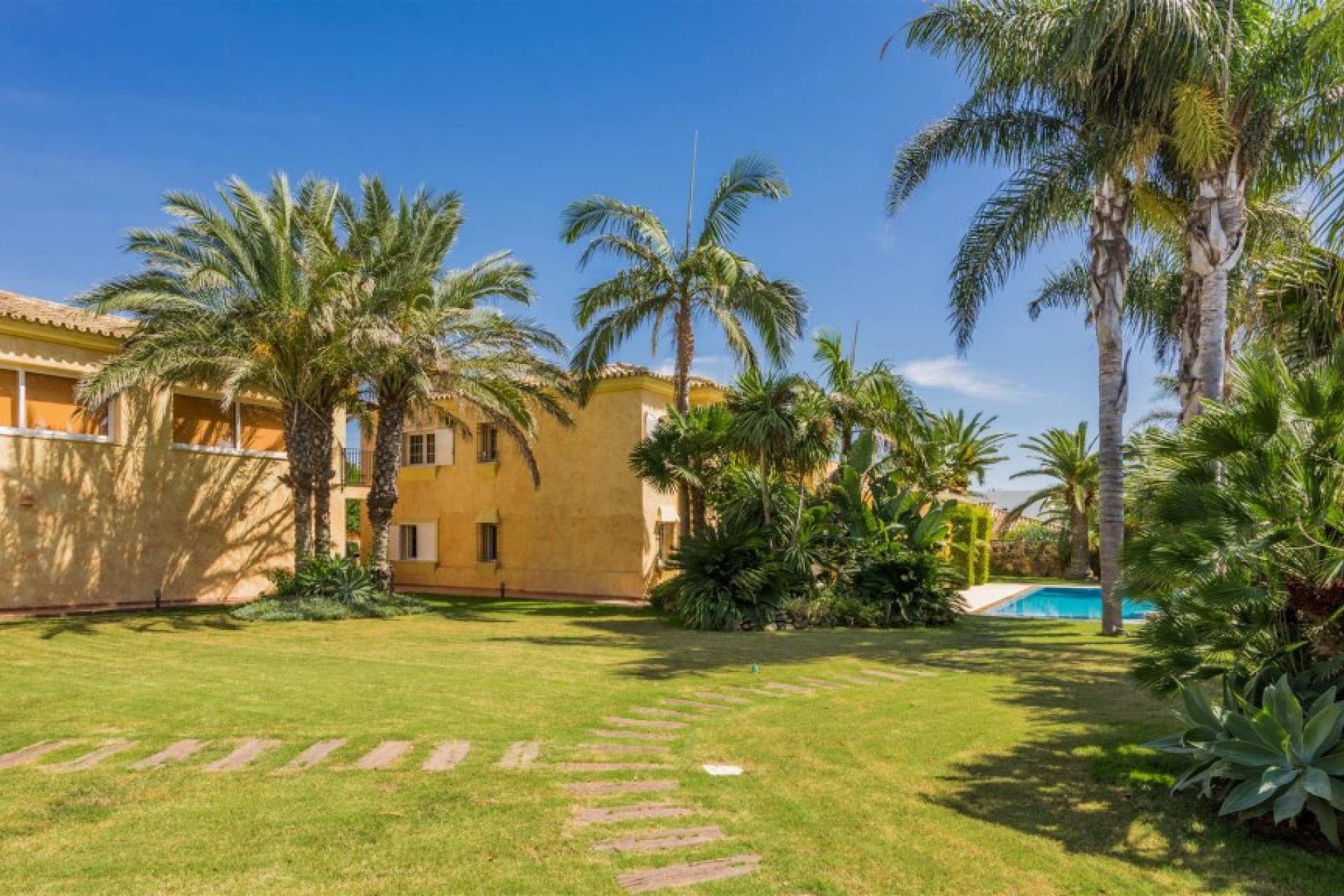 Resale - House - Detached Villa - Marbella - Marbesa