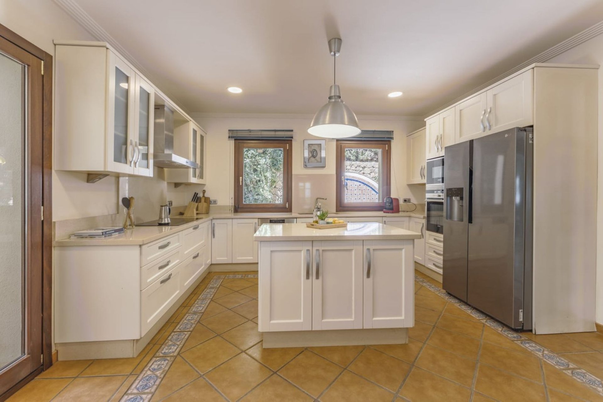 Resale - House - Detached Villa - Marbella - Nueva Andalucia