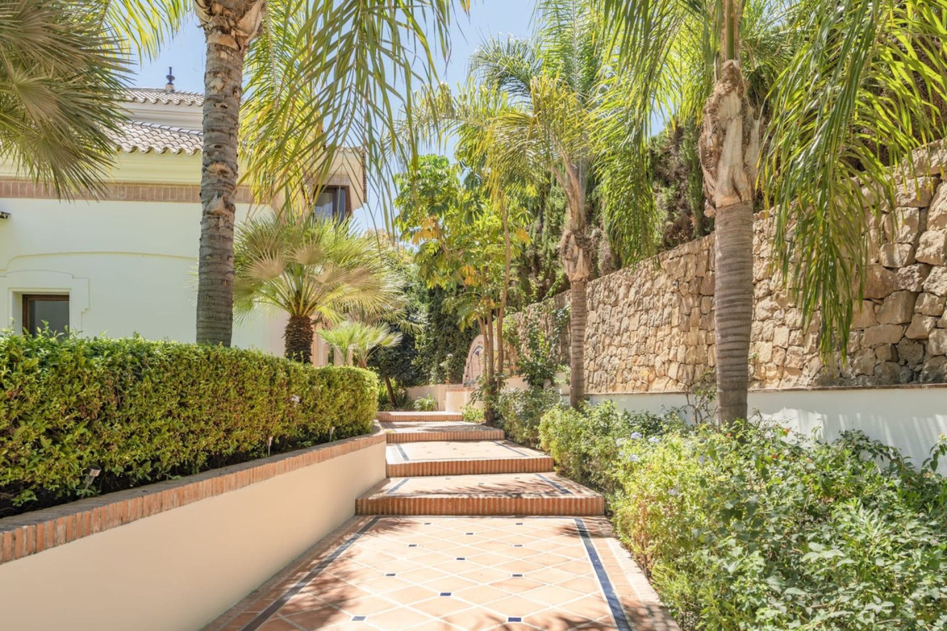Resale - House - Detached Villa - Marbella - Nueva Andalucia