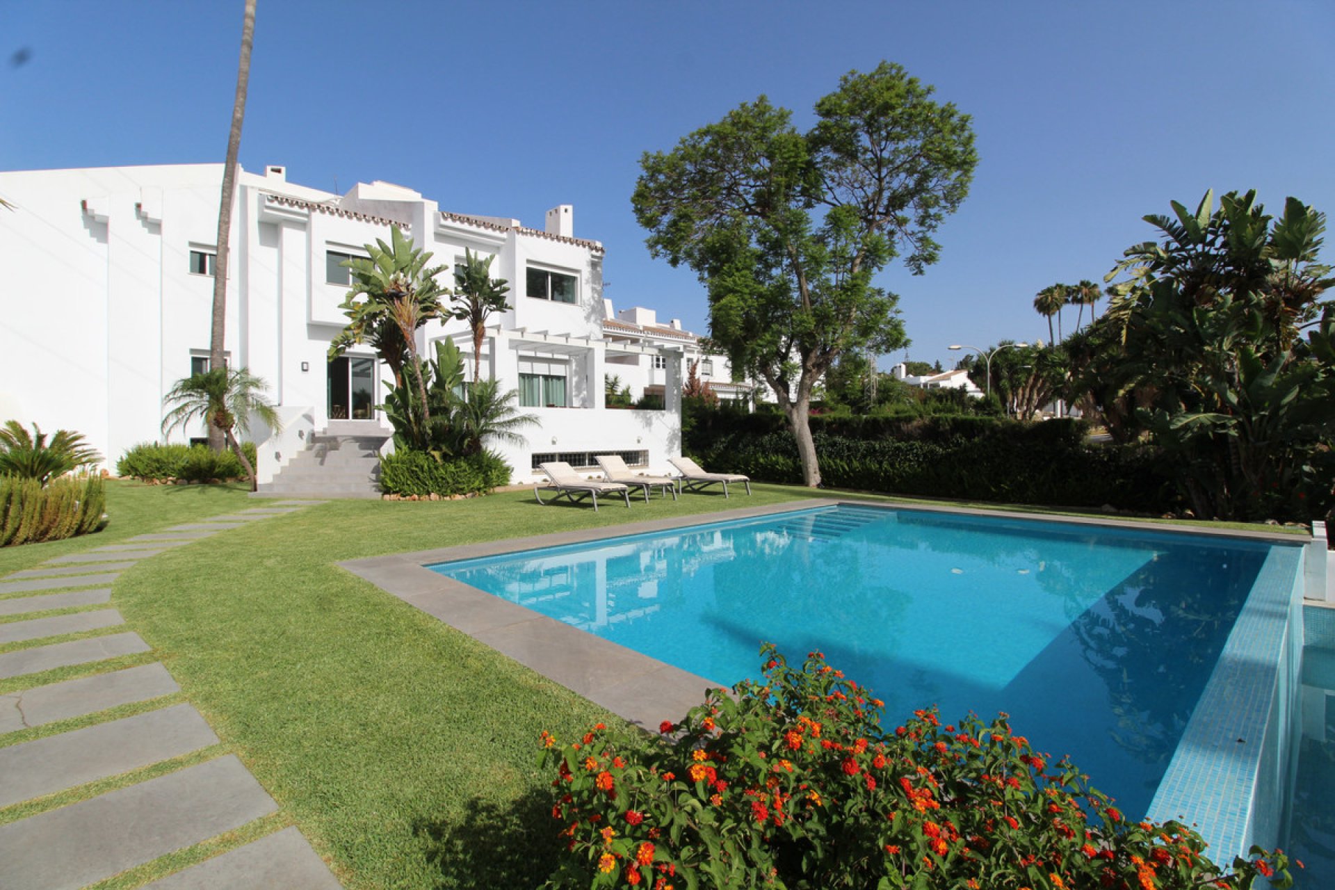 Resale - House - Detached Villa - Marbella - Nueva Andalucia
