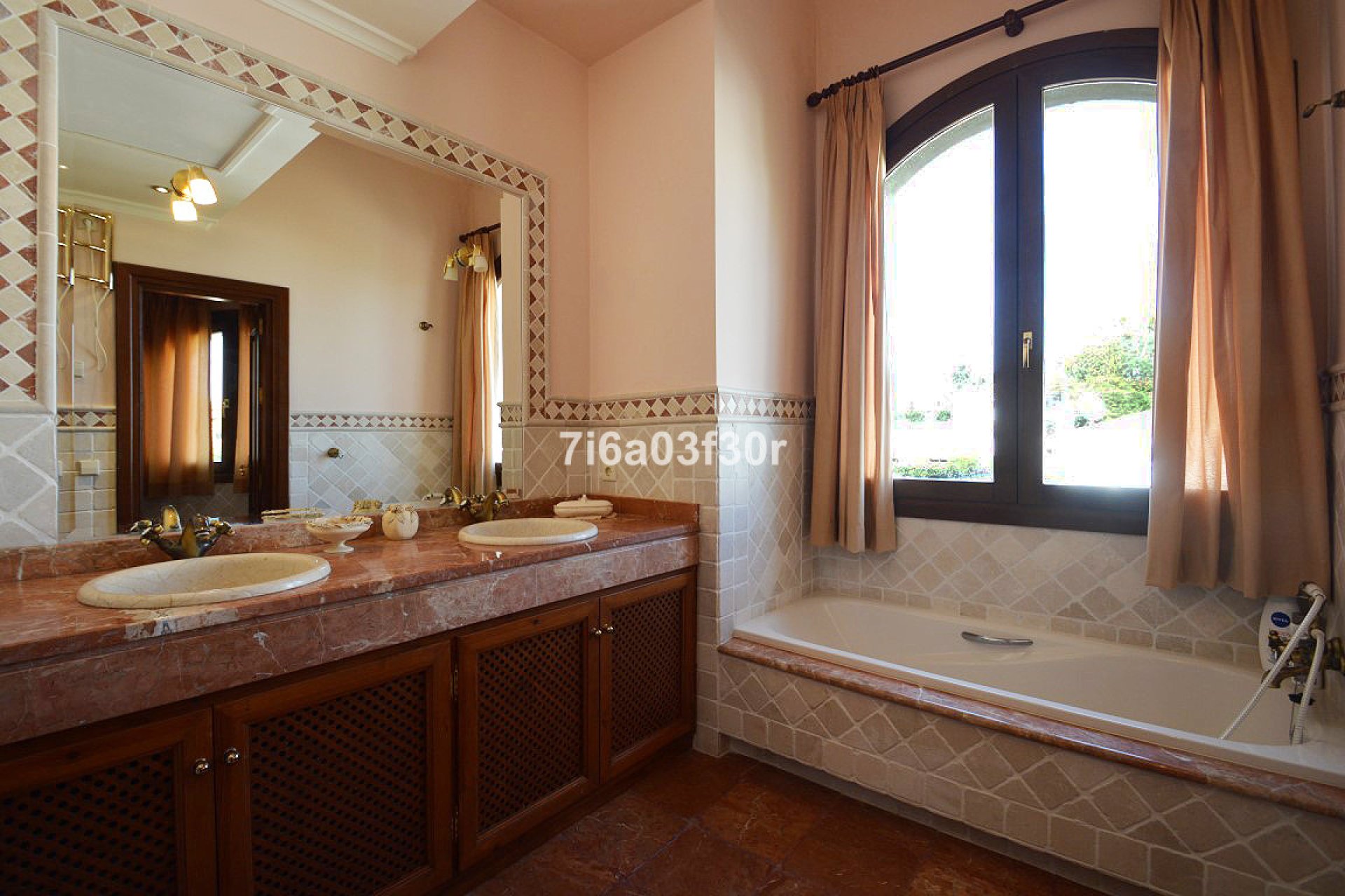 Resale - House - Detached Villa - Marbella - Nueva Andalucia