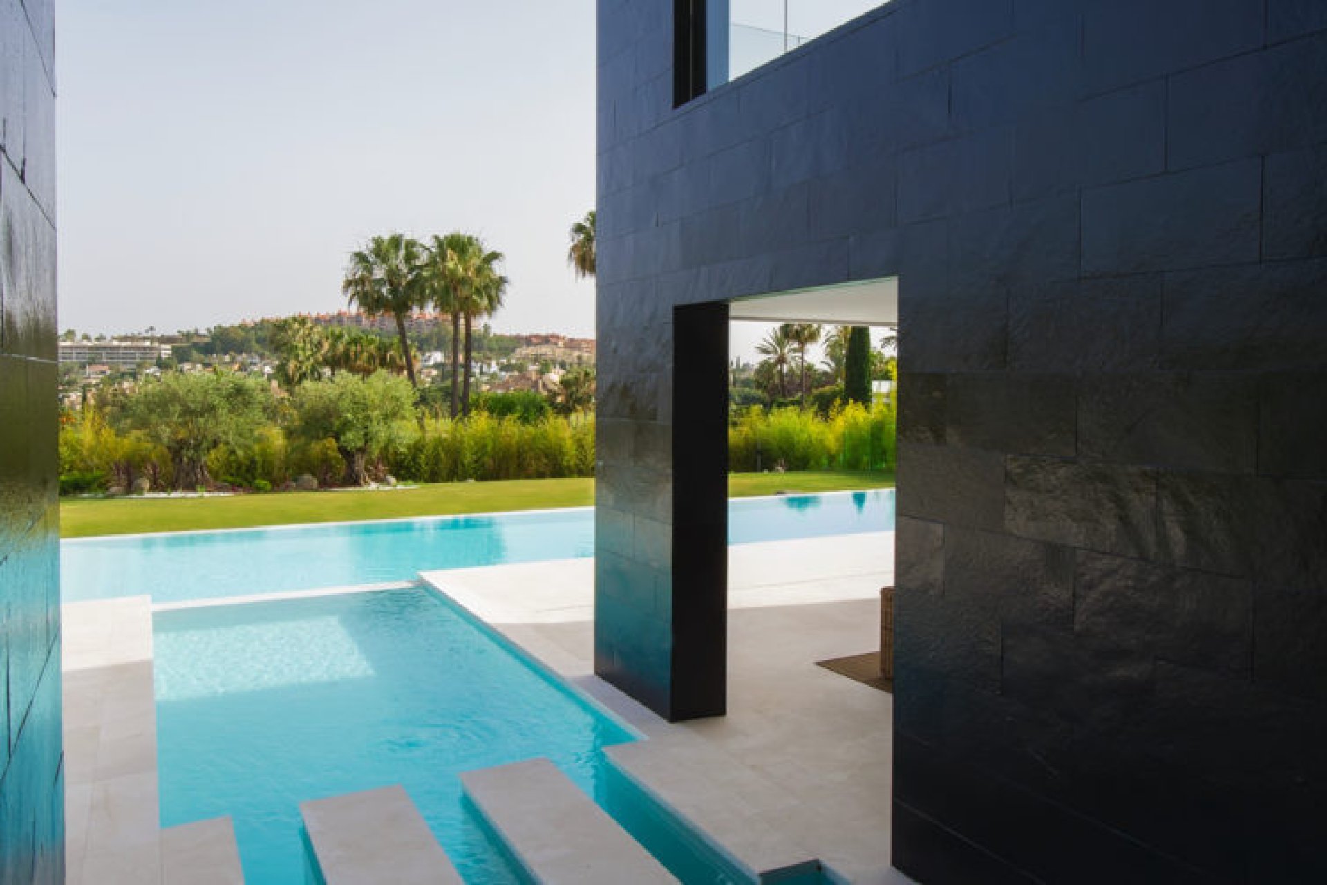 Resale - House - Detached Villa - Marbella - Nueva Andalucia