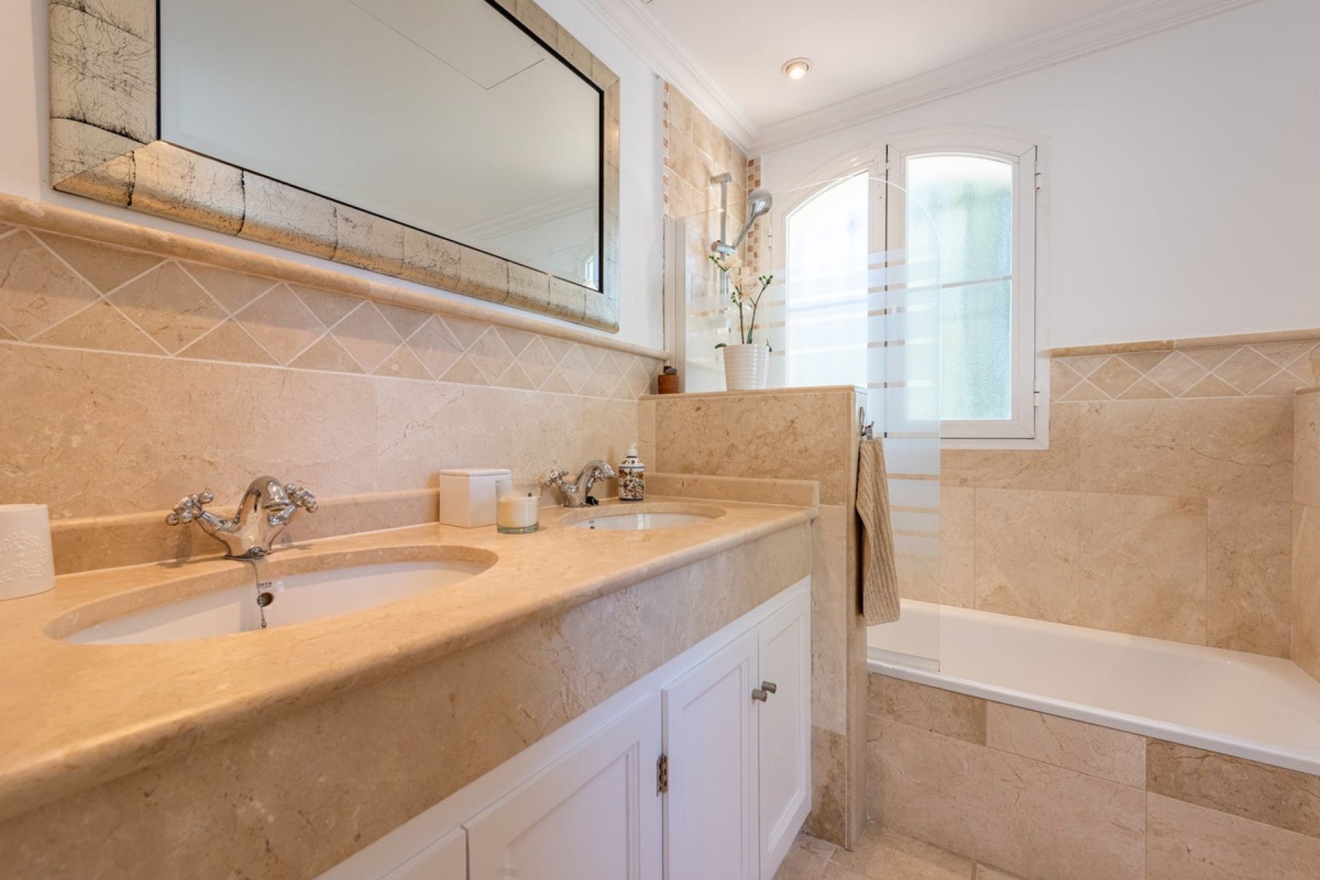 Resale - House - Detached Villa - Marbella - Nueva Andalucia