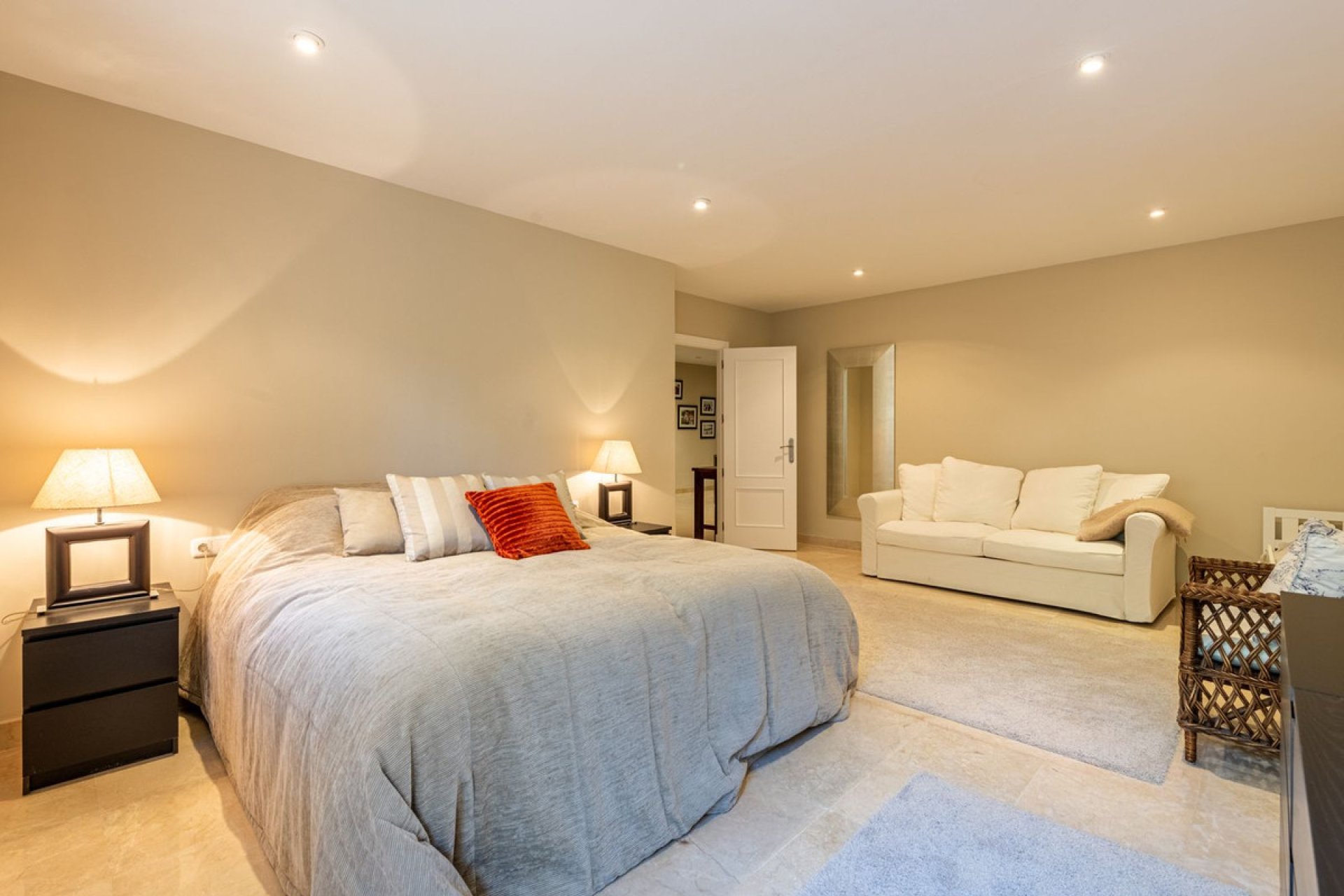 Resale - House - Detached Villa - Marbella - Nueva Andalucia