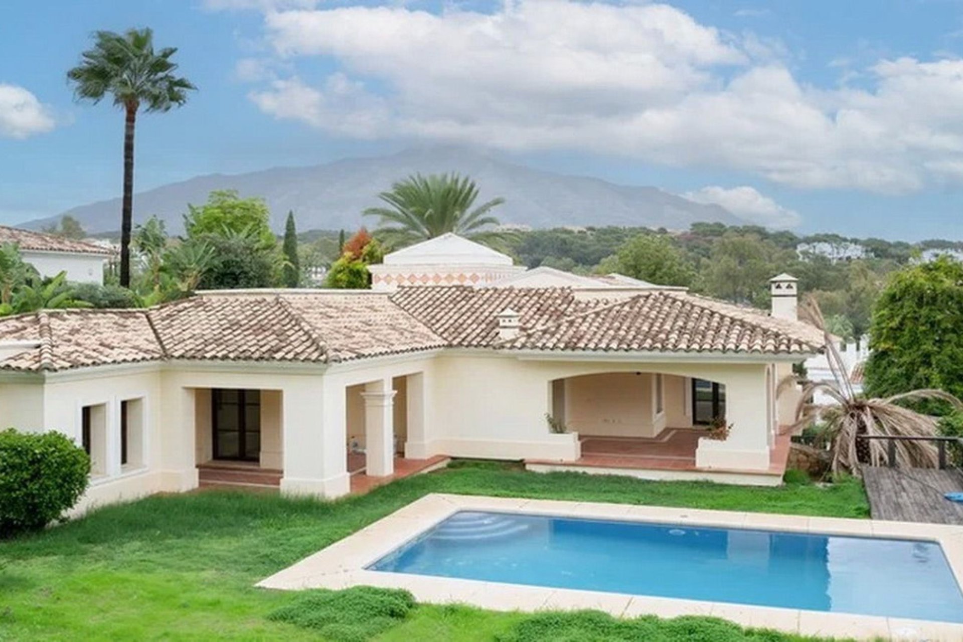 Resale - House - Detached Villa - Marbella - Nueva Andalucia