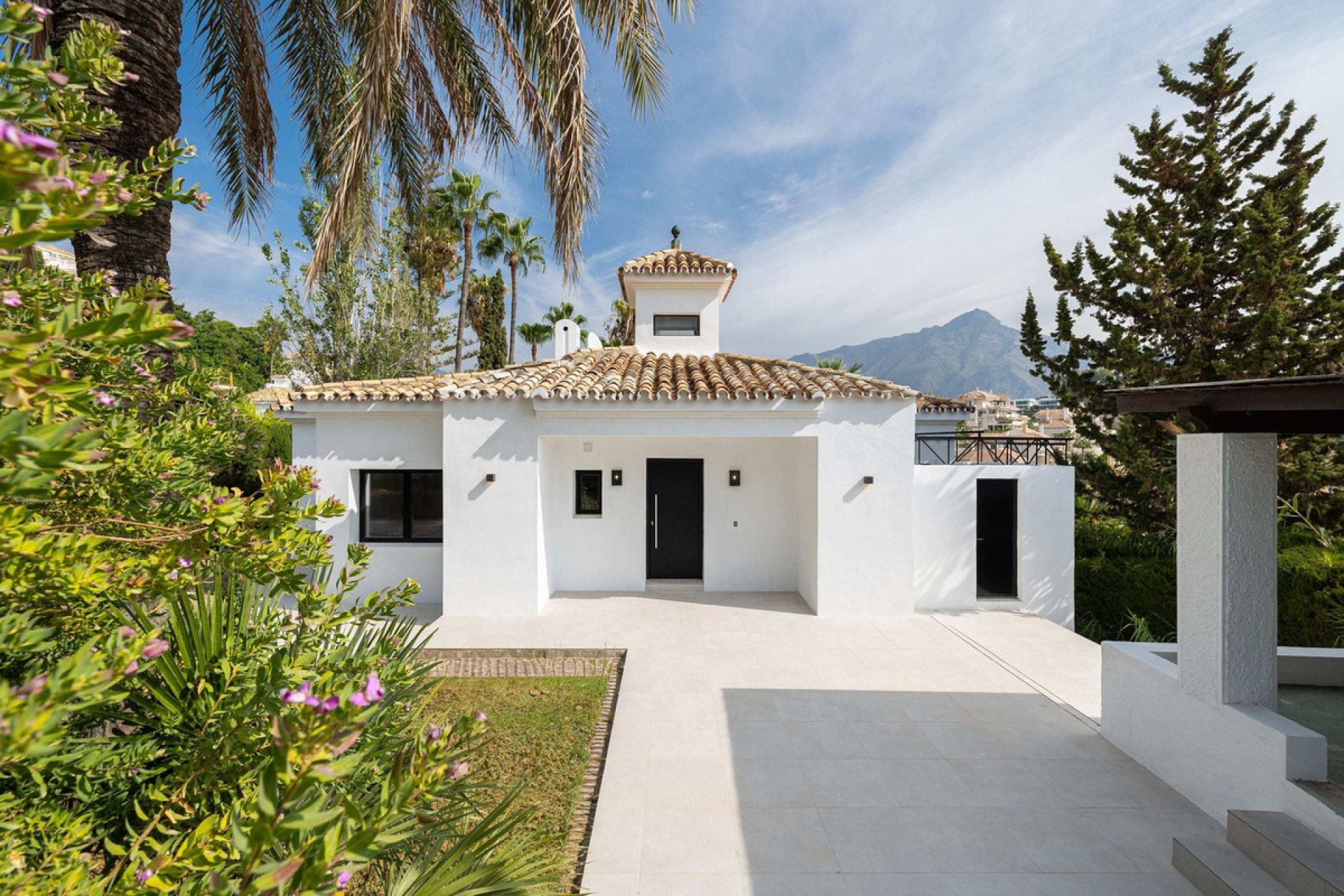 Resale - House - Detached Villa - Marbella - Nueva Andalucia