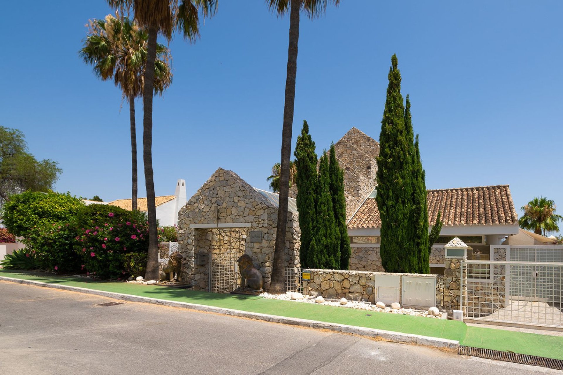 Resale - House - Detached Villa - Marbella - Nueva Andalucia