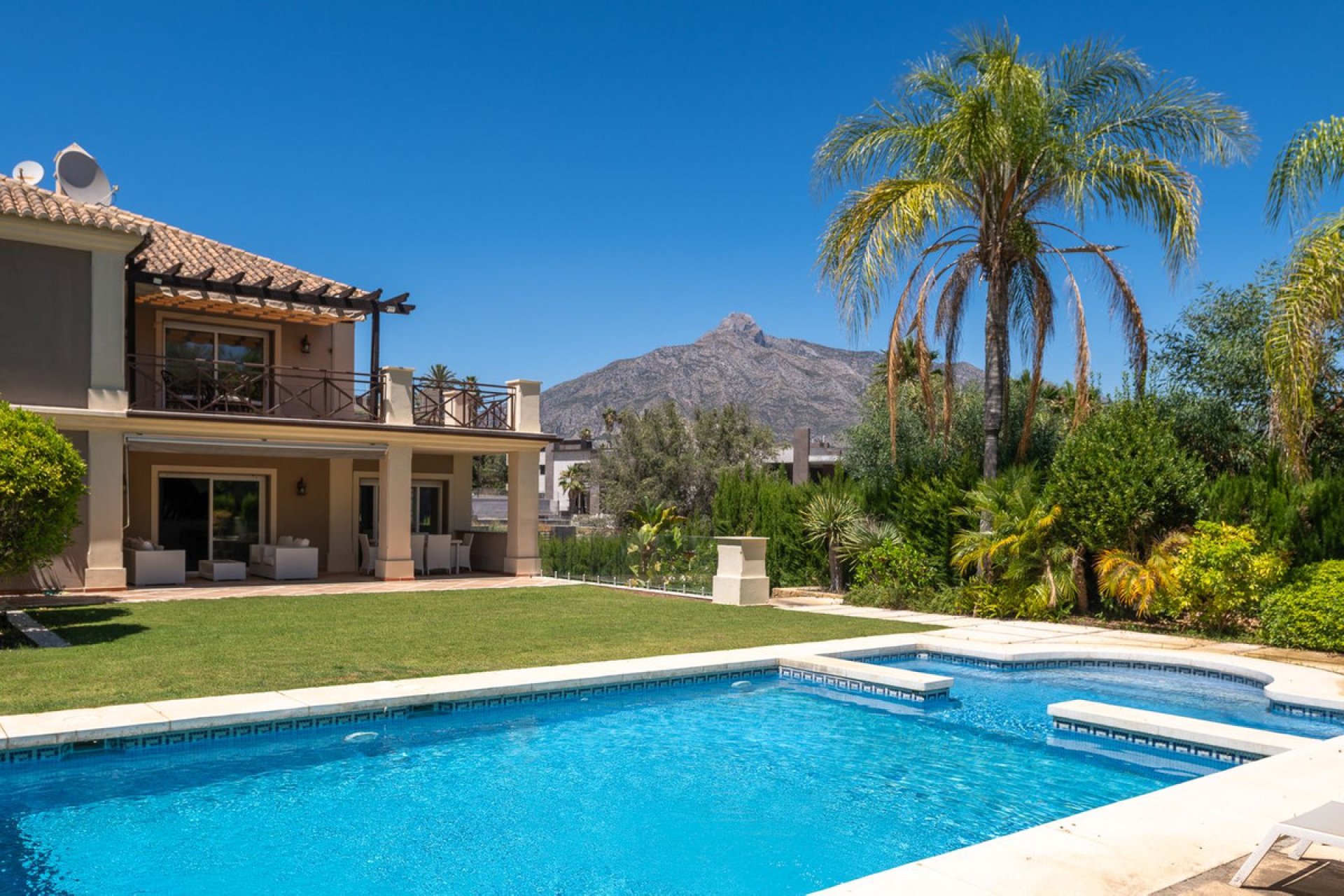 Resale - House - Detached Villa - Marbella - Nueva Andalucia