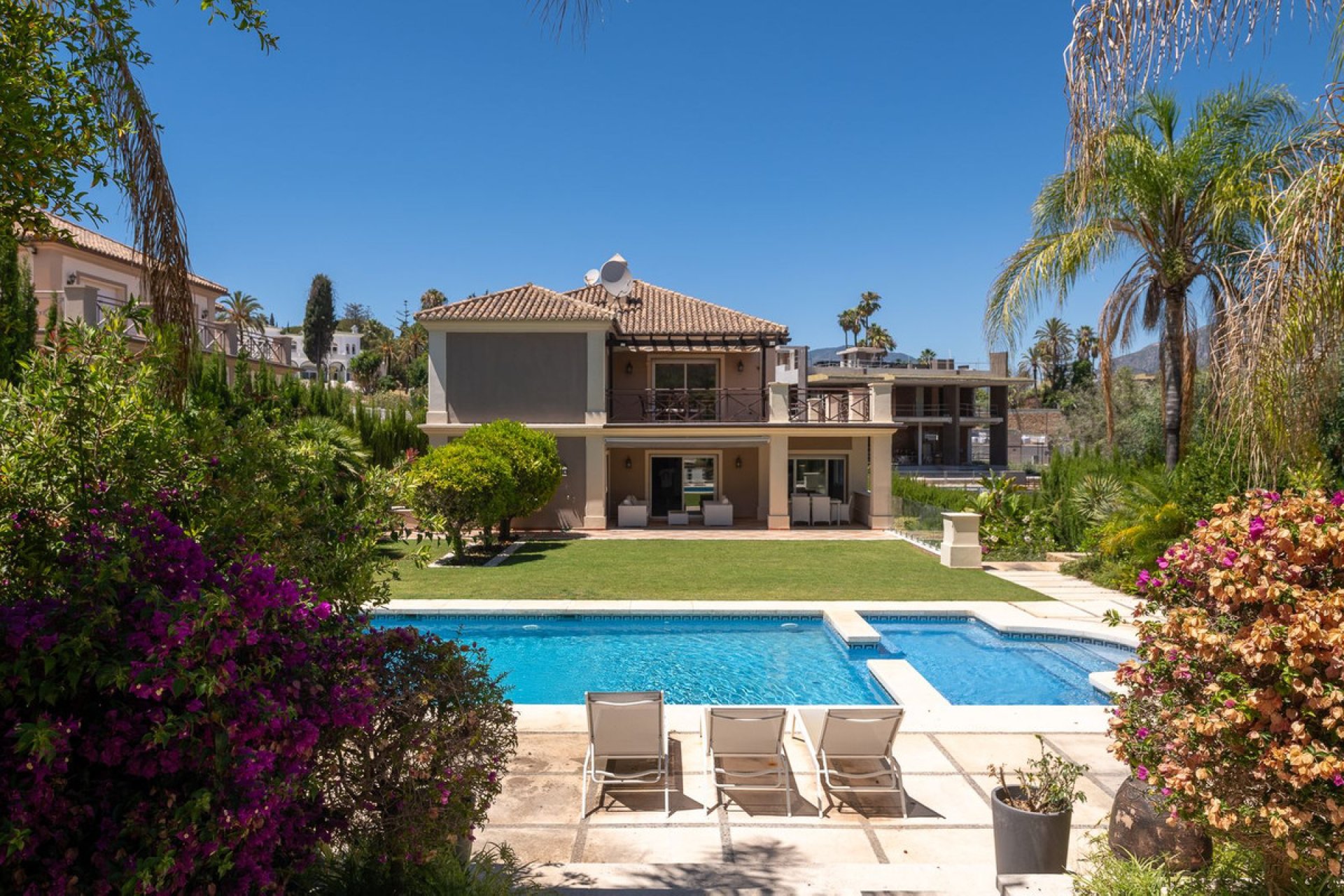 Resale - House - Detached Villa - Marbella - Nueva Andalucia