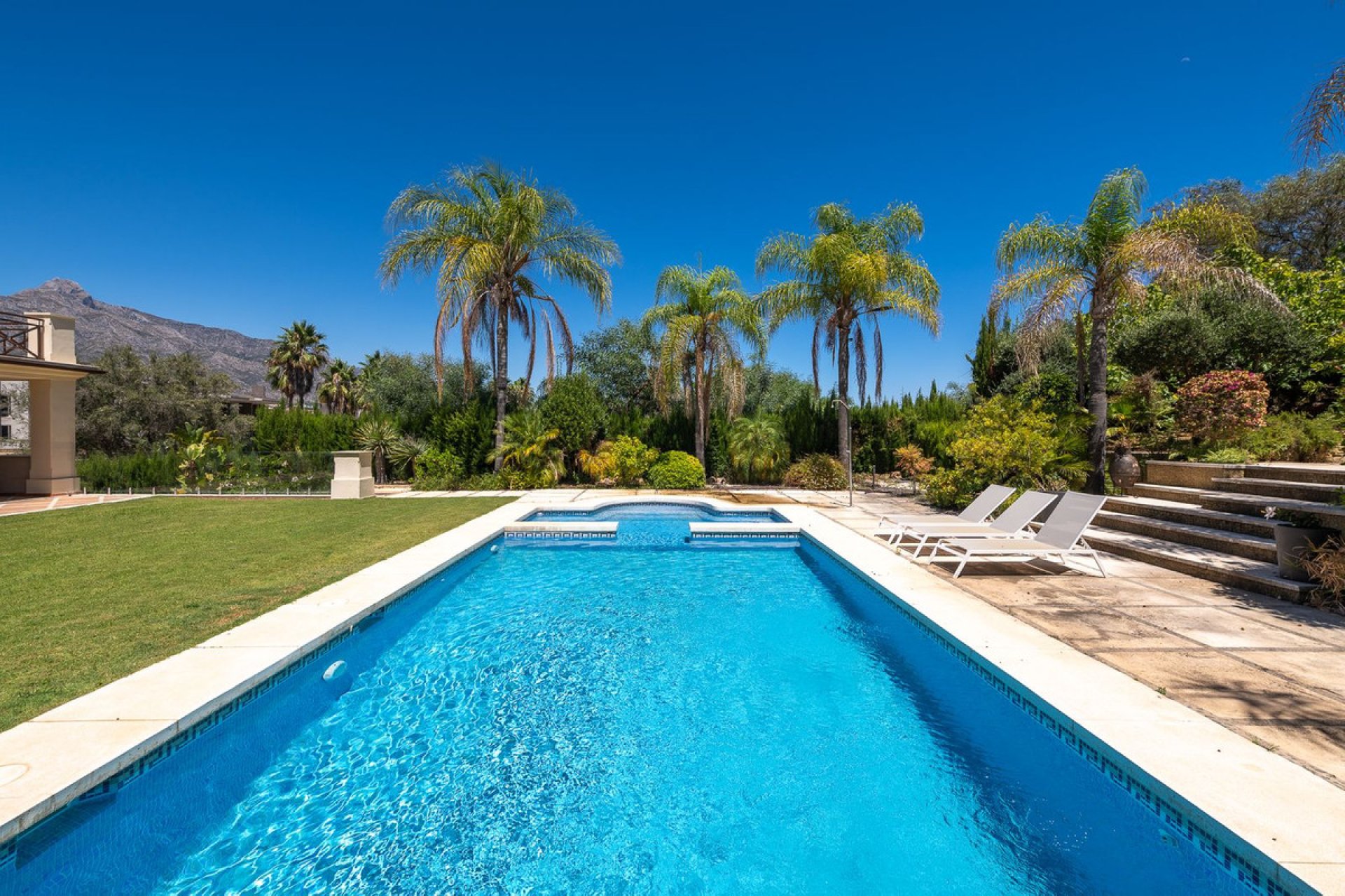 Resale - House - Detached Villa - Marbella - Nueva Andalucia