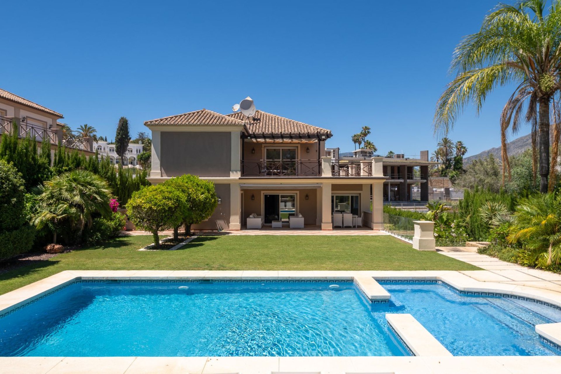 Resale - House - Detached Villa - Marbella - Nueva Andalucia