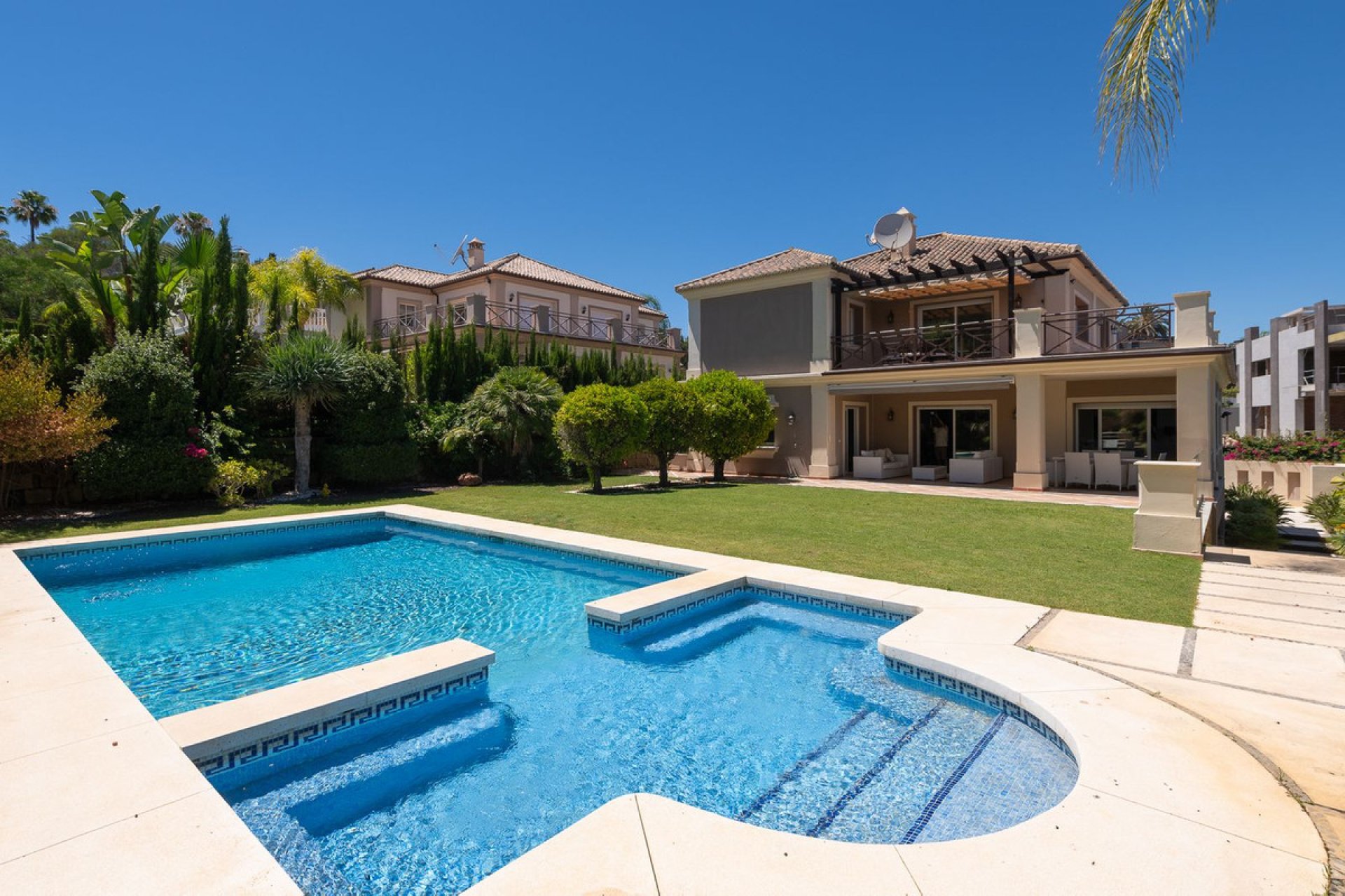 Resale - House - Detached Villa - Marbella - Nueva Andalucia