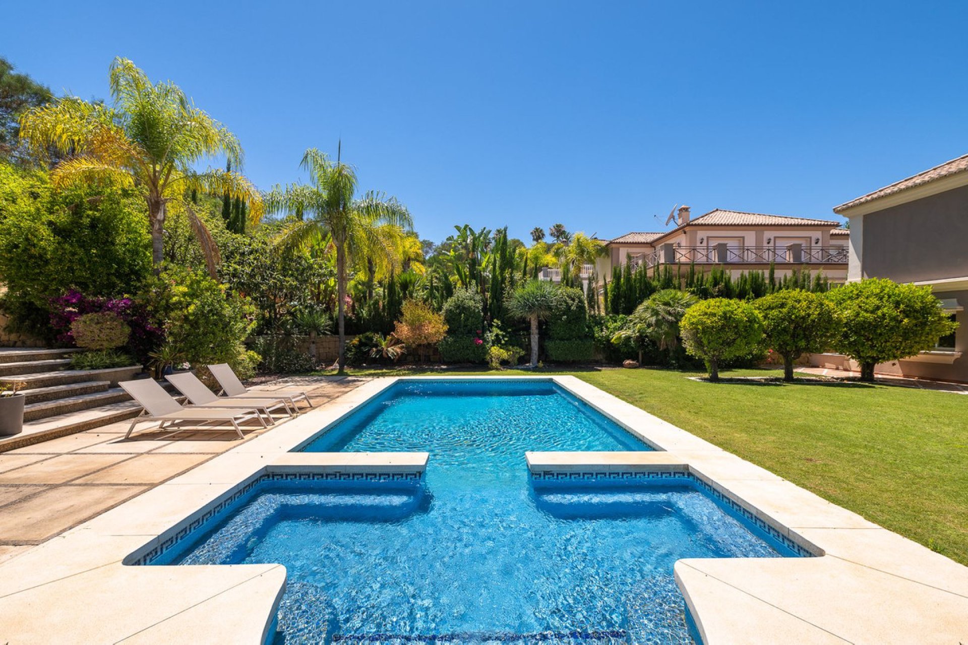 Resale - House - Detached Villa - Marbella - Nueva Andalucia