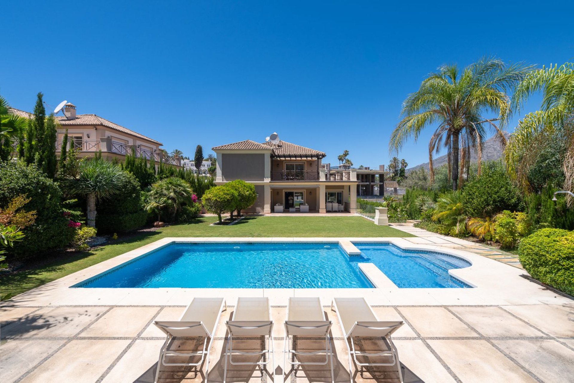 Resale - House - Detached Villa - Marbella - Nueva Andalucia