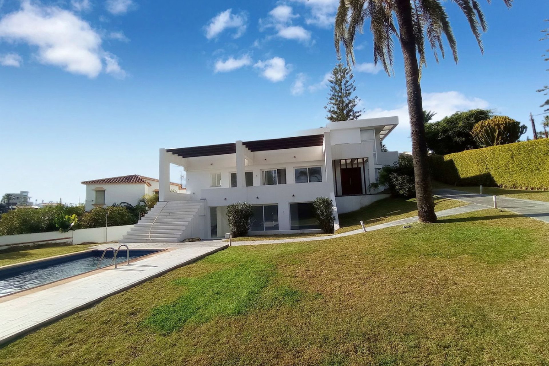 Resale - House - Detached Villa - Marbella - Nueva Andalucia