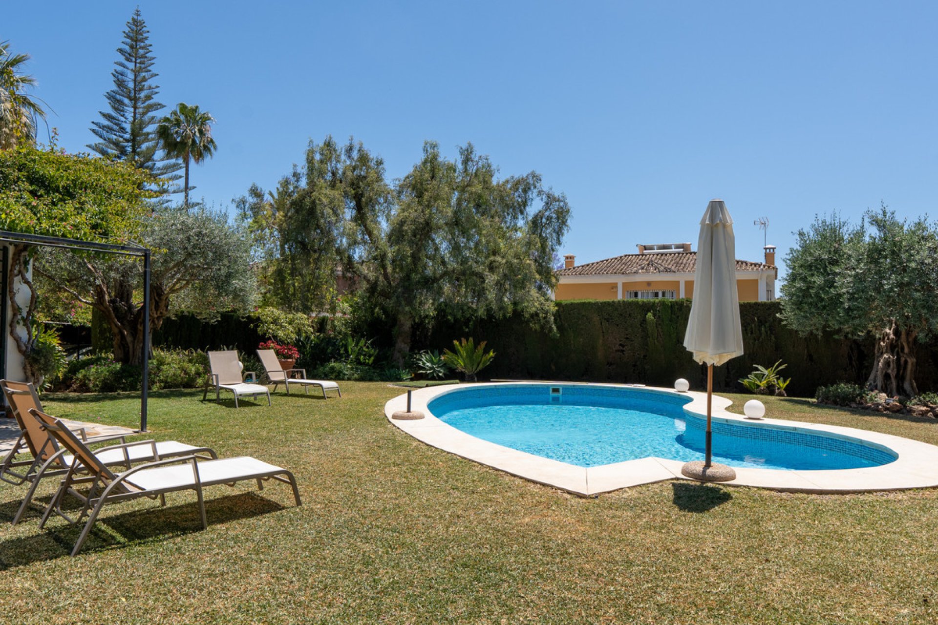 Resale - House - Detached Villa - Marbella - Nueva Andalucia