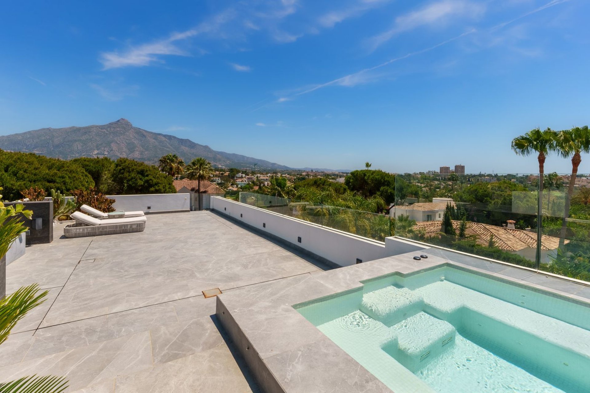 Resale - House - Detached Villa - Marbella - Nueva Andalucia