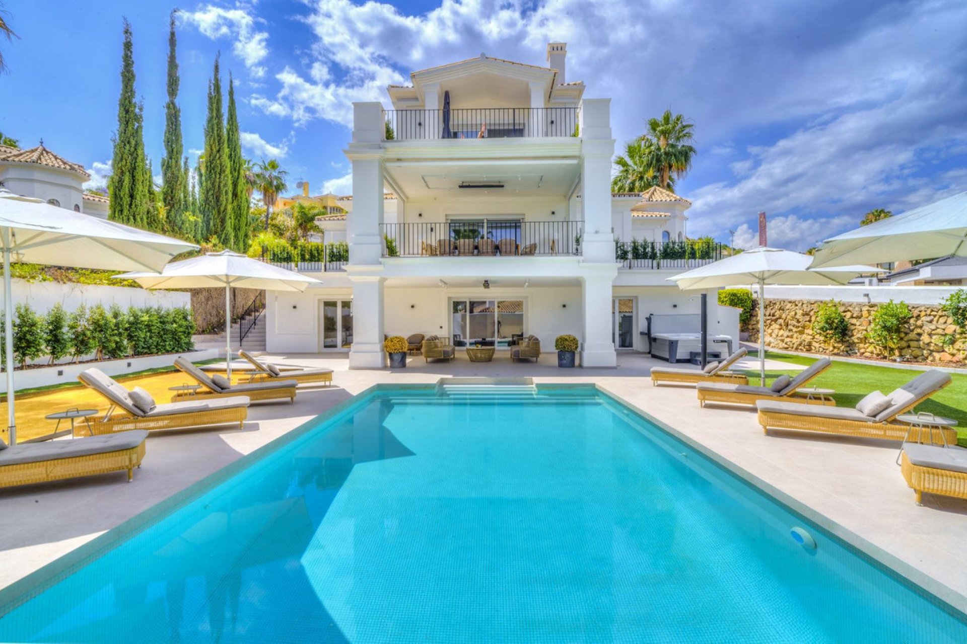 Resale - House - Detached Villa - Marbella - Nueva Andalucia