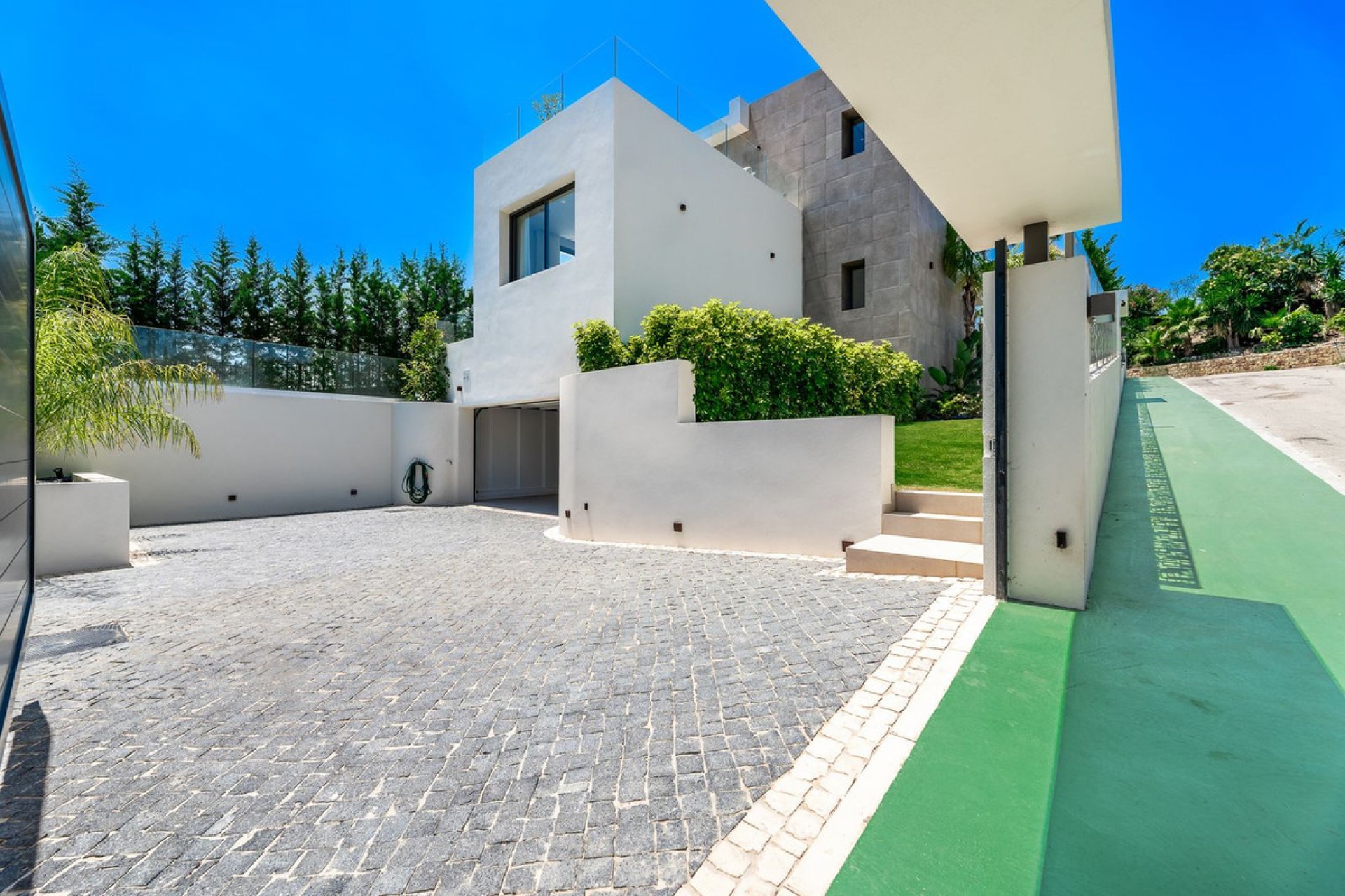 Resale - House - Detached Villa - Marbella - Nueva Andalucia