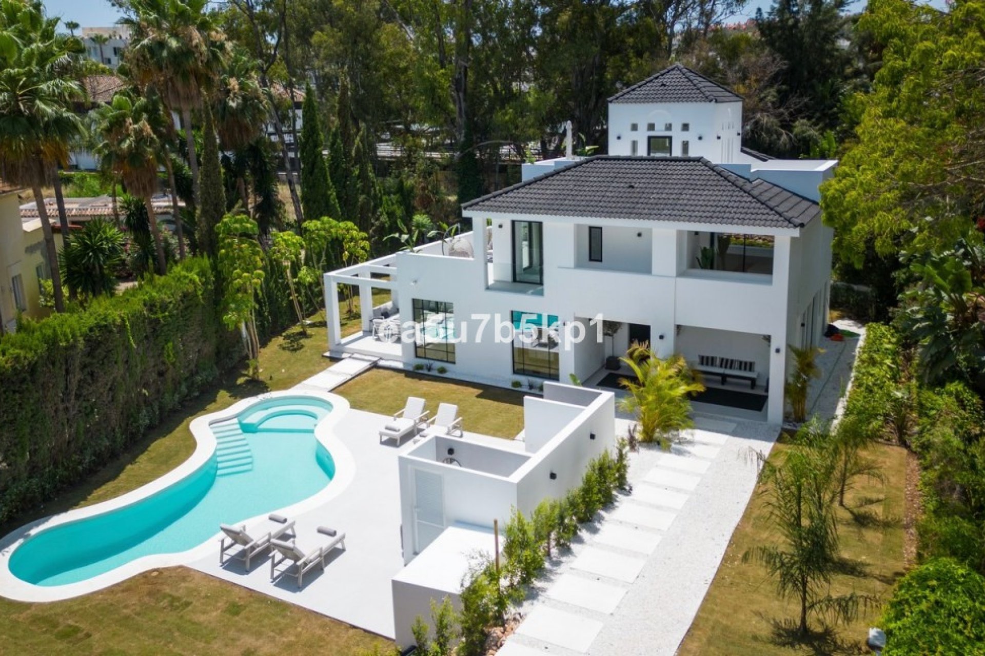 Resale - House - Detached Villa - Marbella - Nueva Andalucia