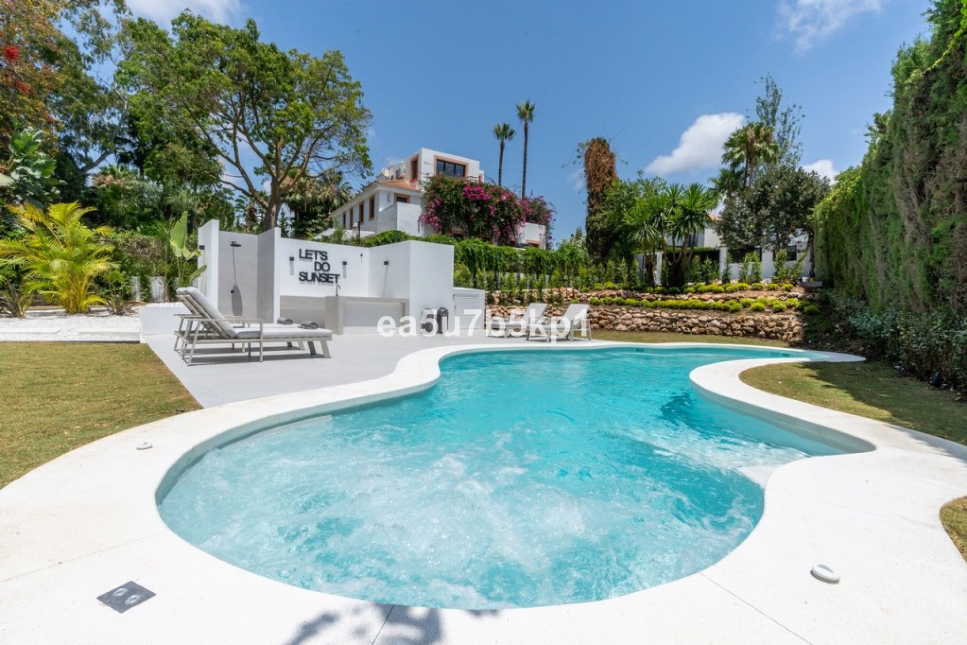 Resale - House - Detached Villa - Marbella - Nueva Andalucia