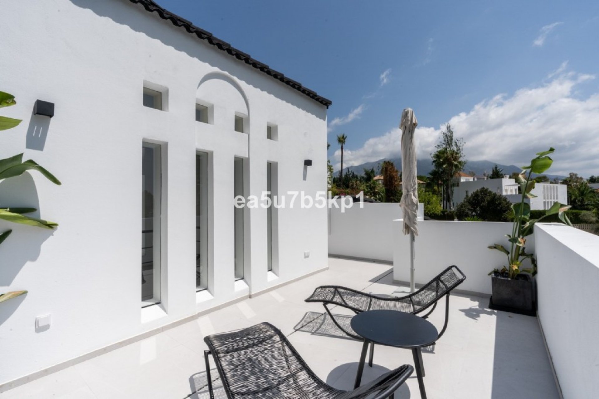 Resale - House - Detached Villa - Marbella - Nueva Andalucia