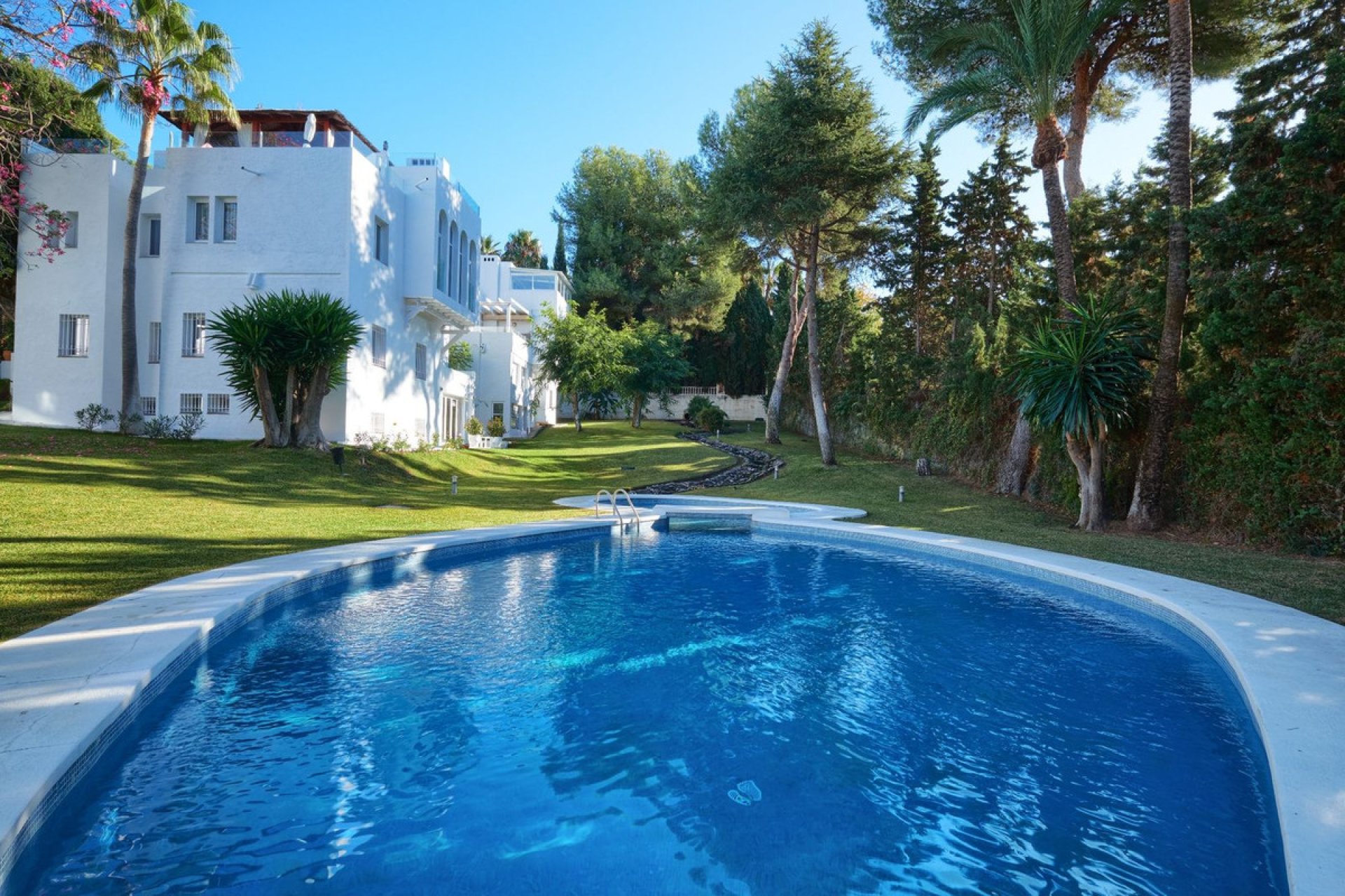 Resale - House - Detached Villa - Marbella - Nueva Andalucia