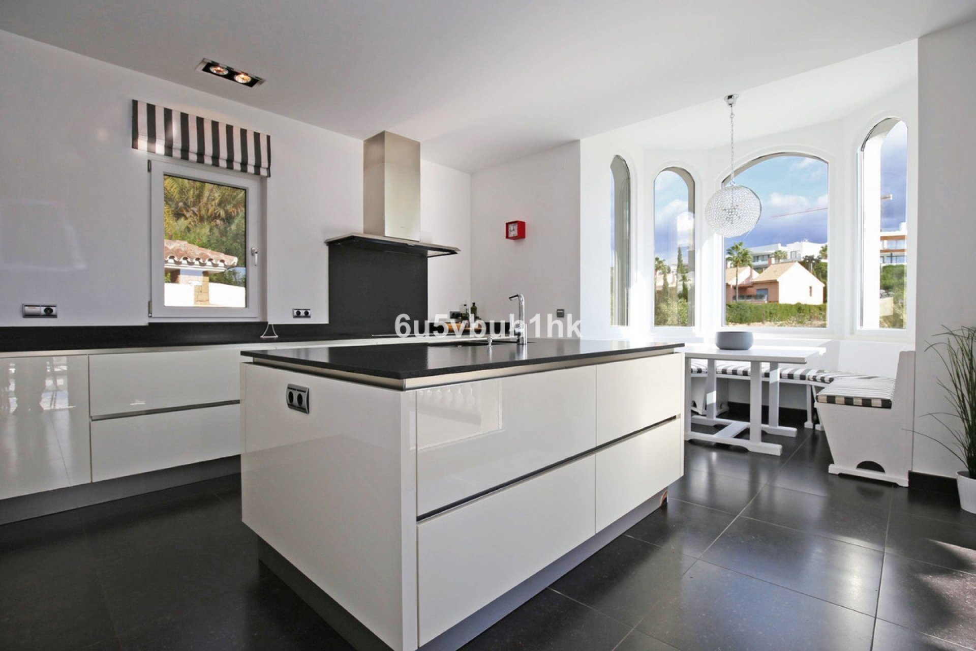 Resale - House - Detached Villa - Marbella - Nueva Andalucia