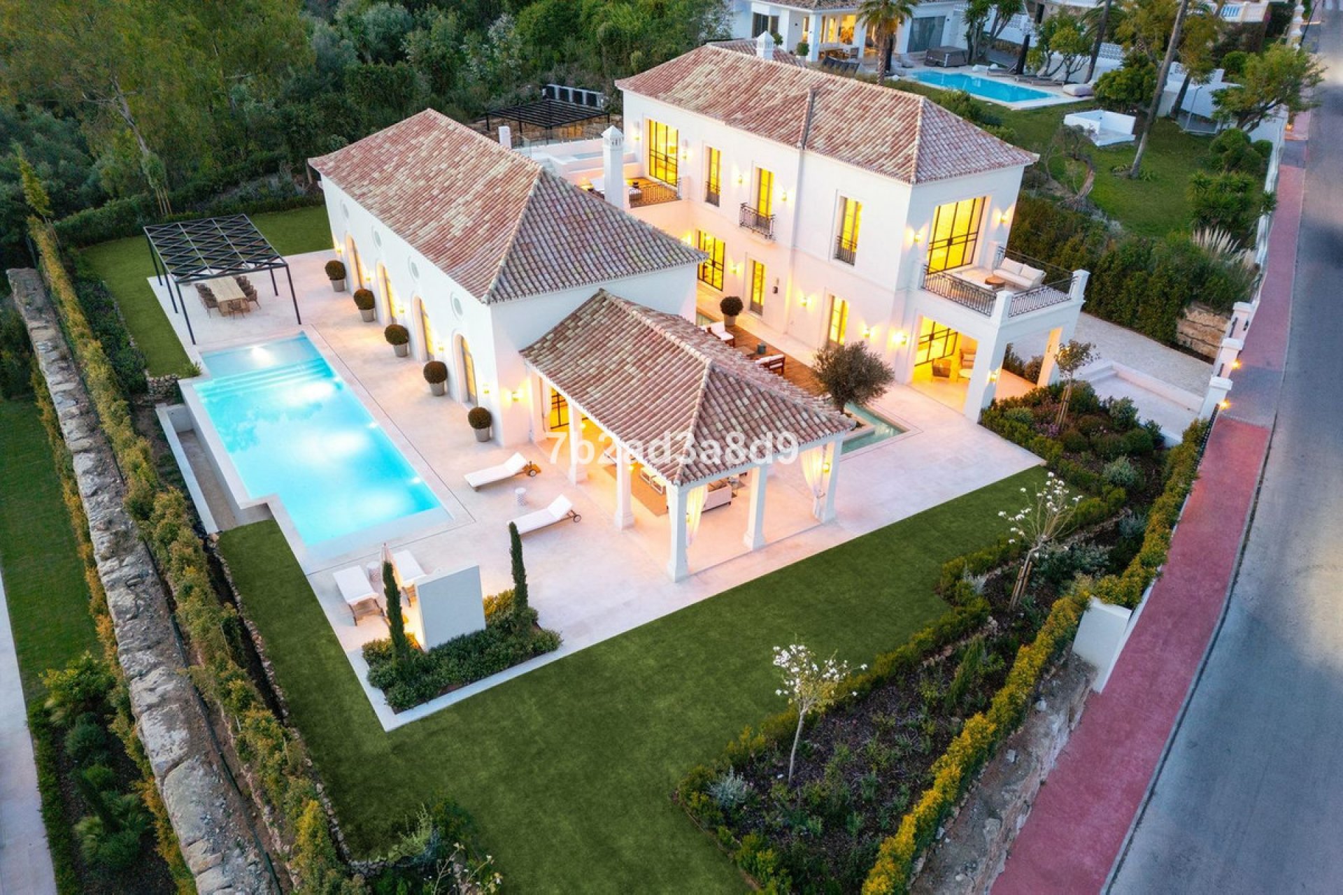 Resale - House - Detached Villa - Marbella - Nueva Andalucia