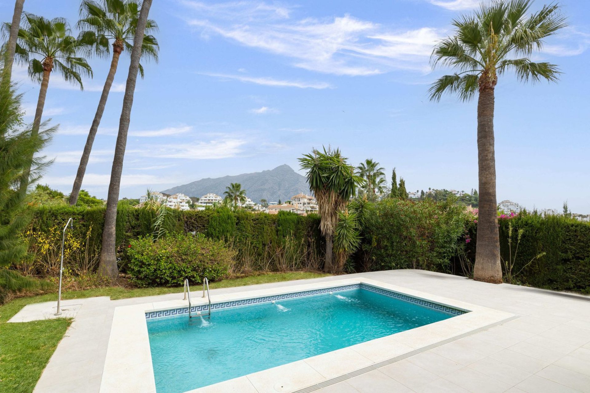 Resale - House - Detached Villa - Marbella - Nueva Andalucia