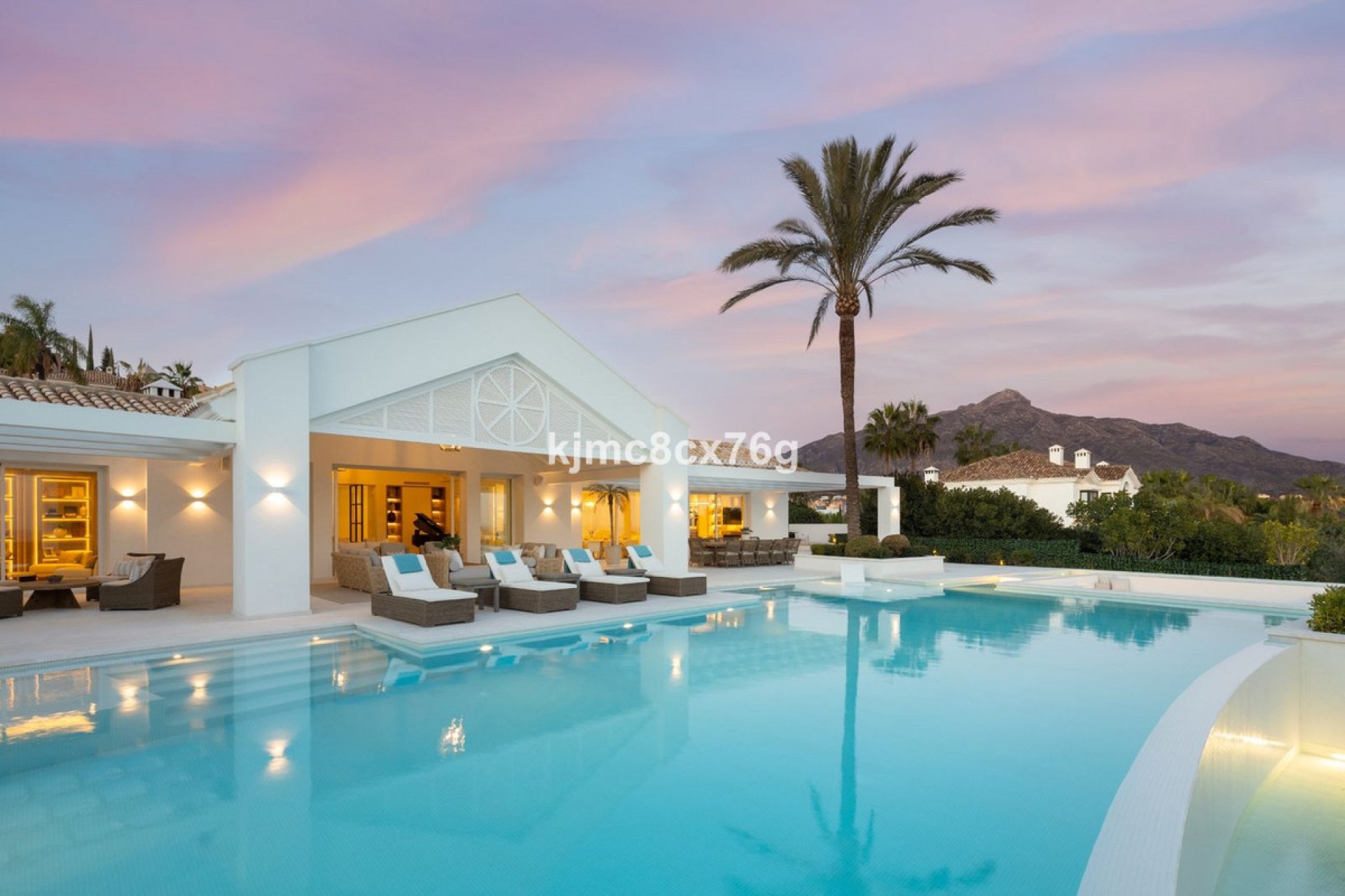 Resale - House - Detached Villa - Marbella - Nueva Andalucia