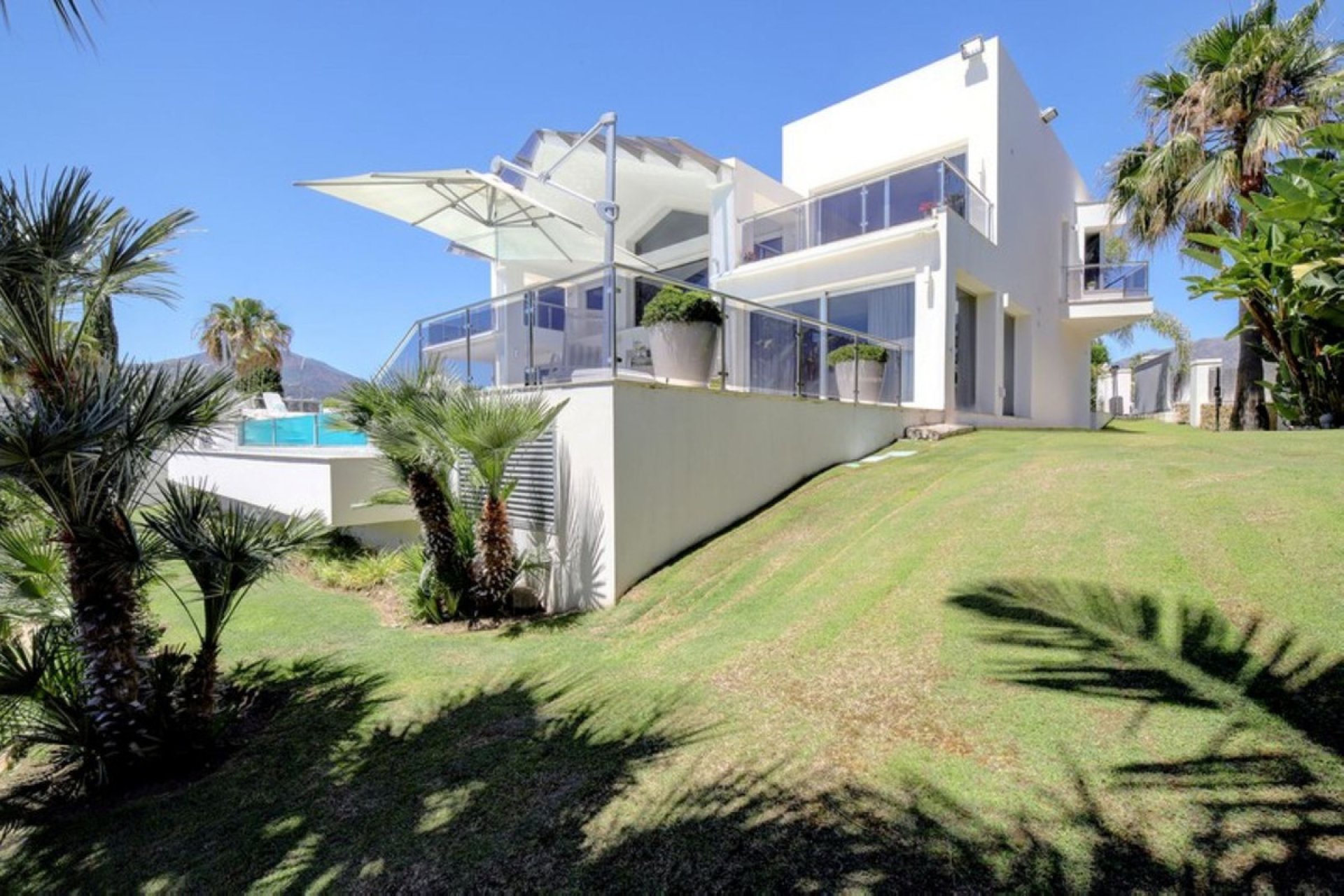 Resale - House - Detached Villa - Marbella - Nueva Andalucia