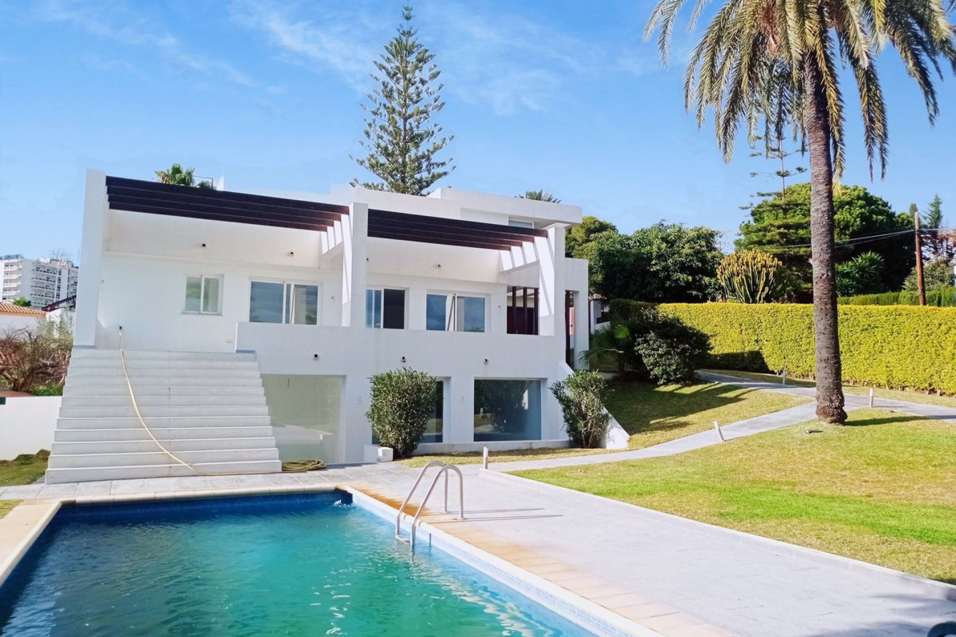 Resale - House - Detached Villa - Marbella - Nueva Andalucia