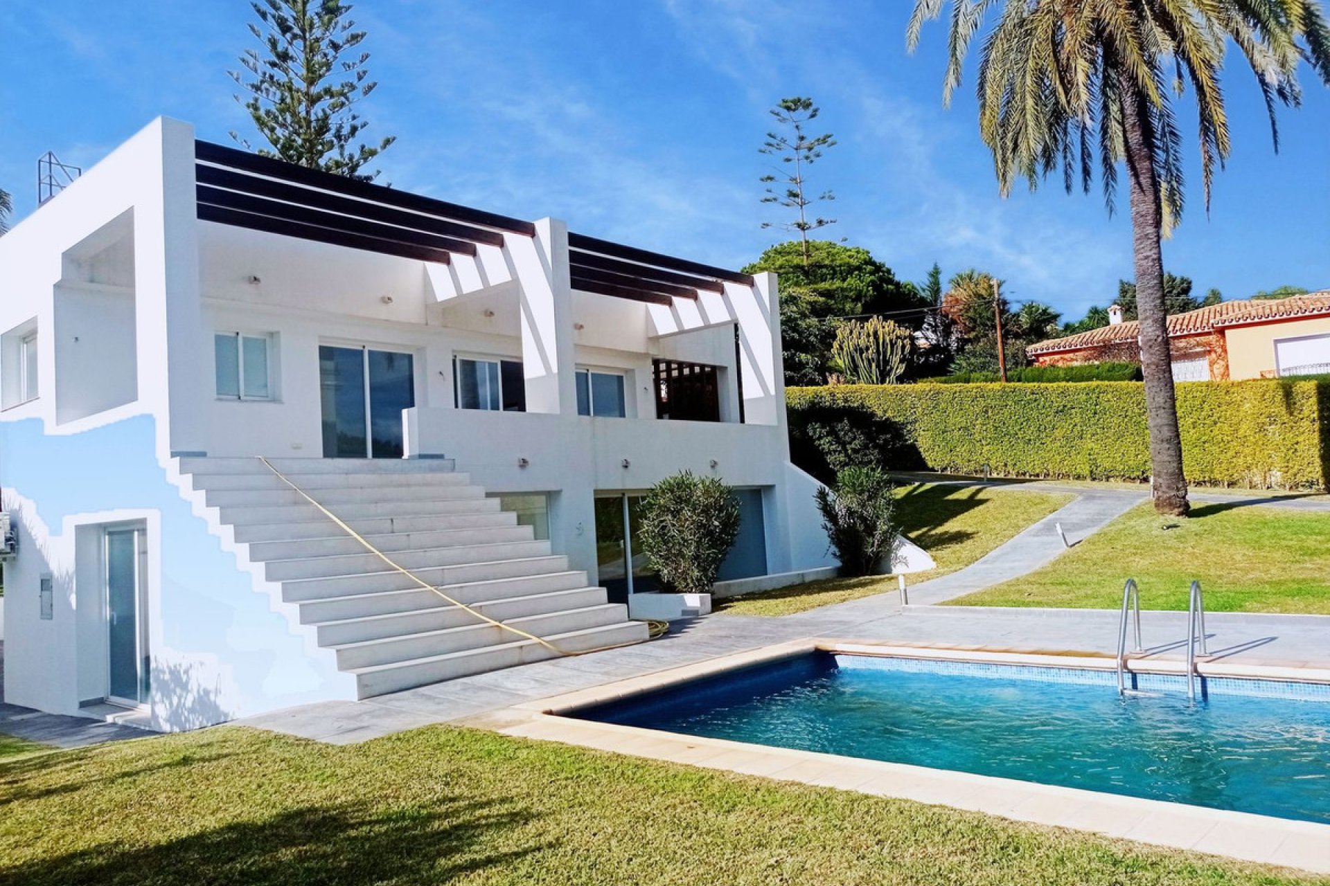 Resale - House - Detached Villa - Marbella - Nueva Andalucia